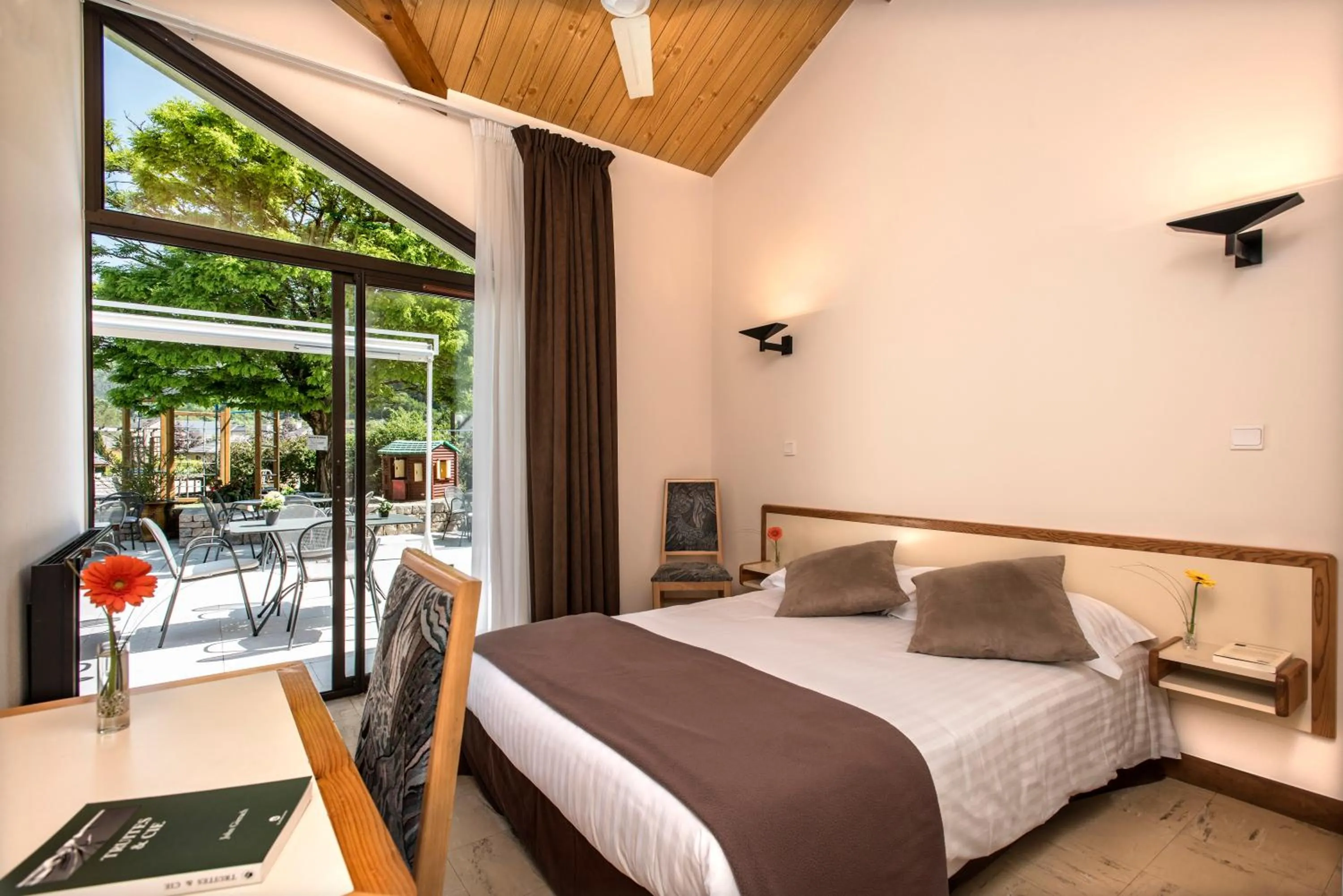 Photo of the whole room, Bed in Hôtel-Restaurant Le Calice Du Gevaudan - A75