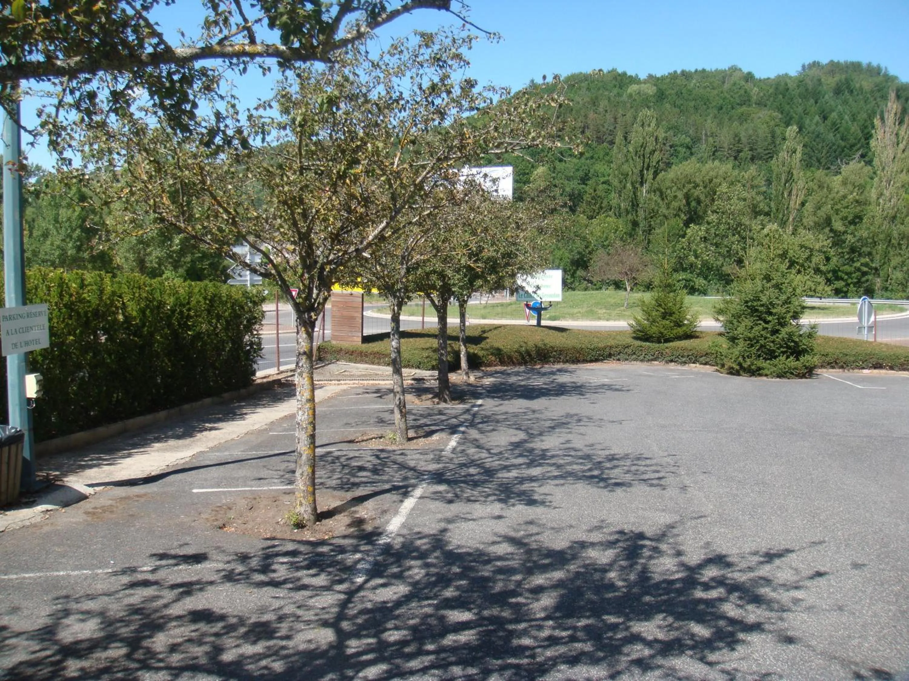 Facade/entrance in Hôtel-Restaurant Le Calice Du Gevaudan - A75