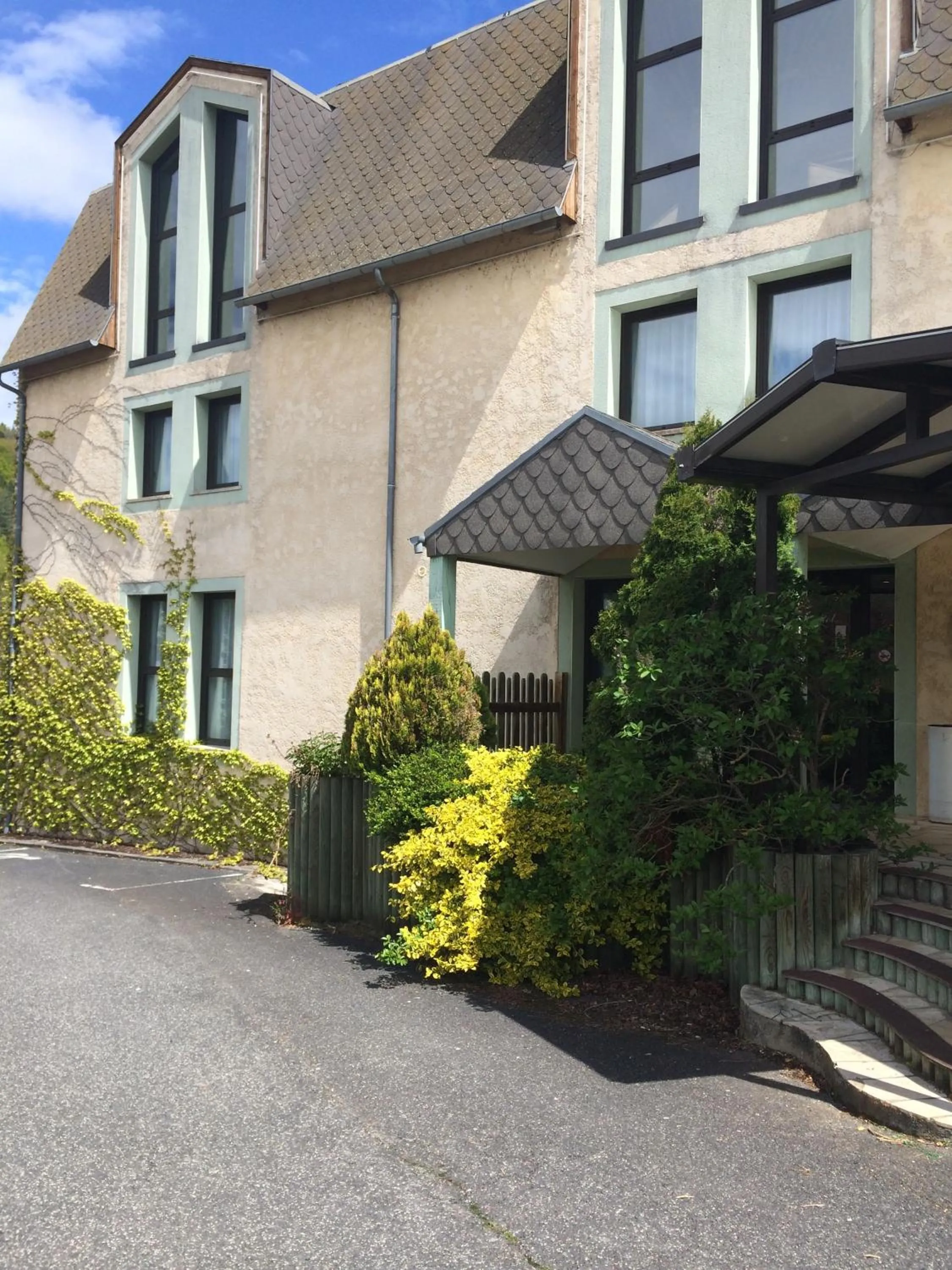 Facade/entrance in Hôtel-Restaurant Le Calice Du Gevaudan - A75