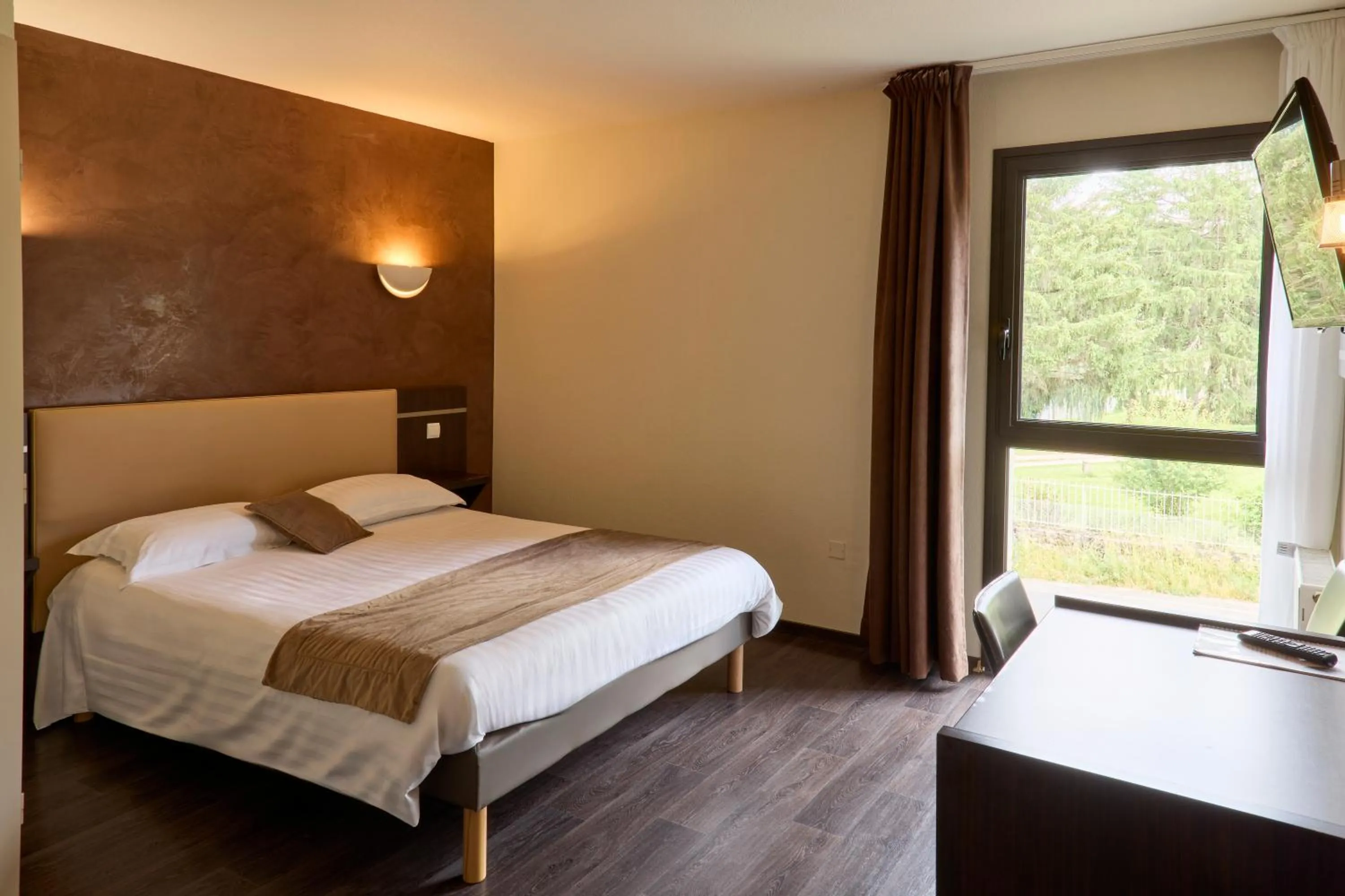 Photo of the whole room, Bed in Hôtel-Restaurant Le Calice Du Gevaudan - A75