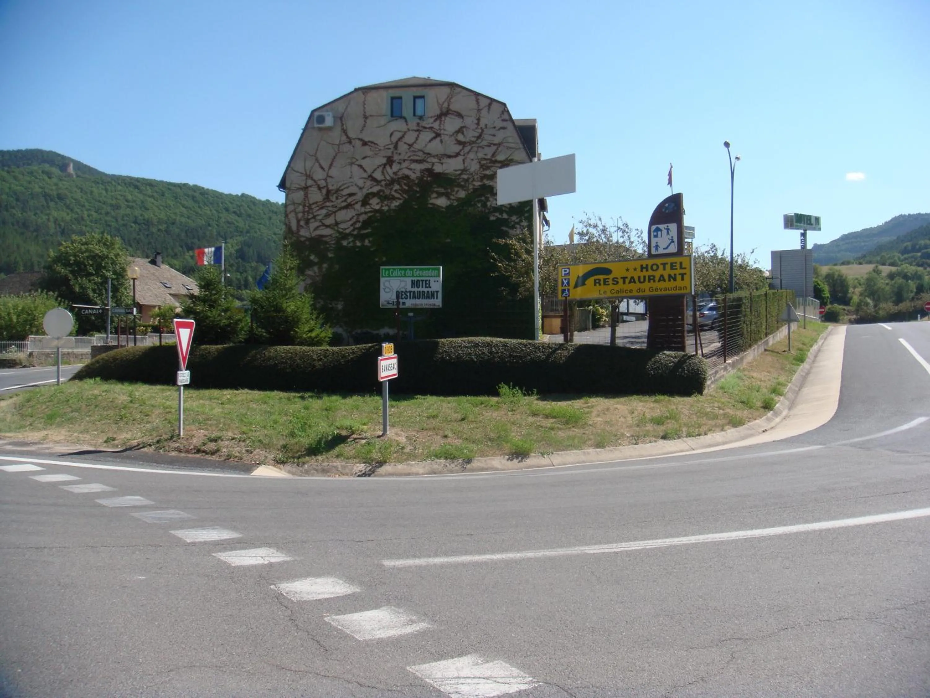 Facade/entrance in Hôtel-Restaurant Le Calice Du Gevaudan - A75