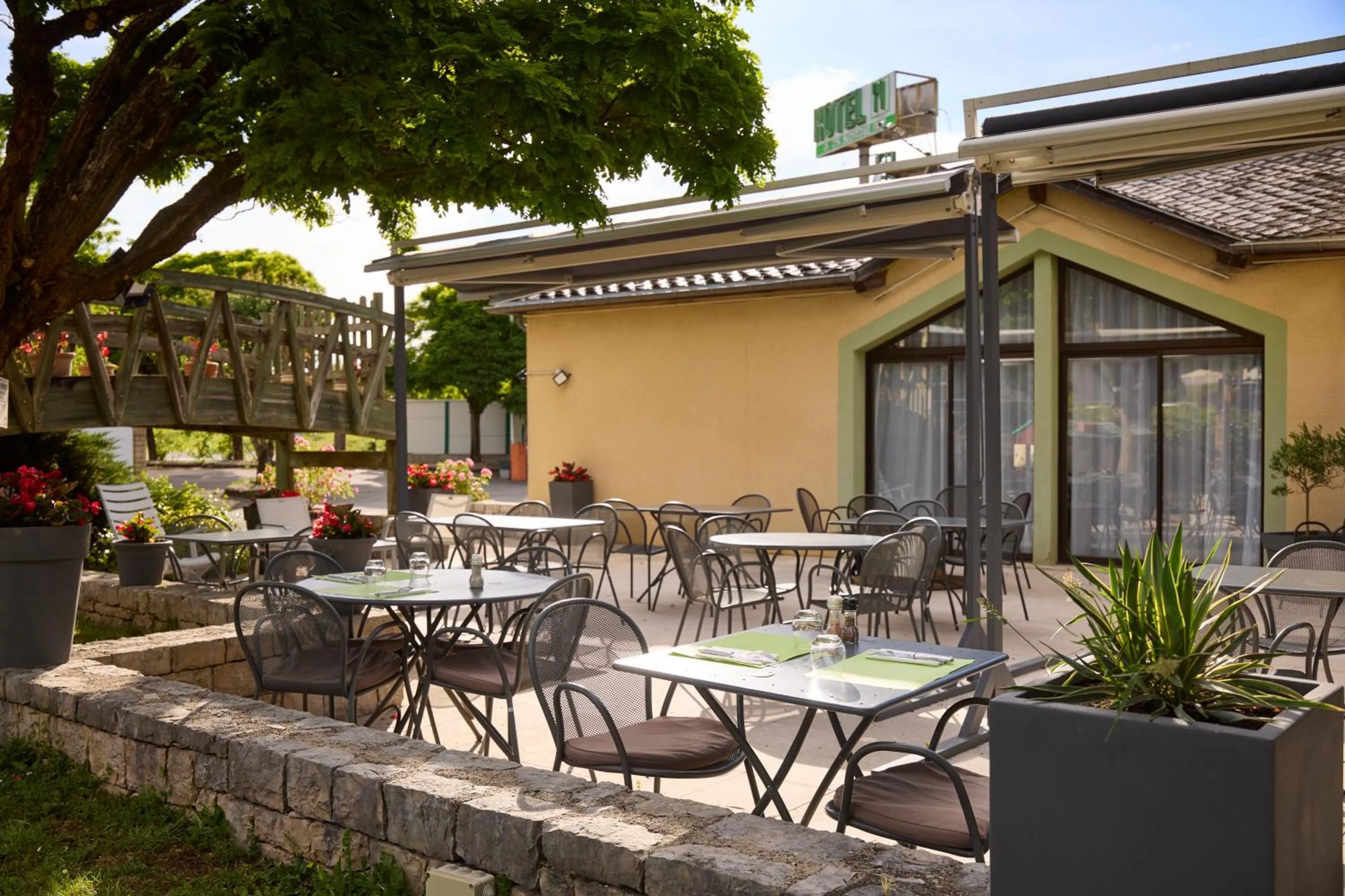 Patio in Hôtel-Restaurant Le Calice Du Gevaudan - A75