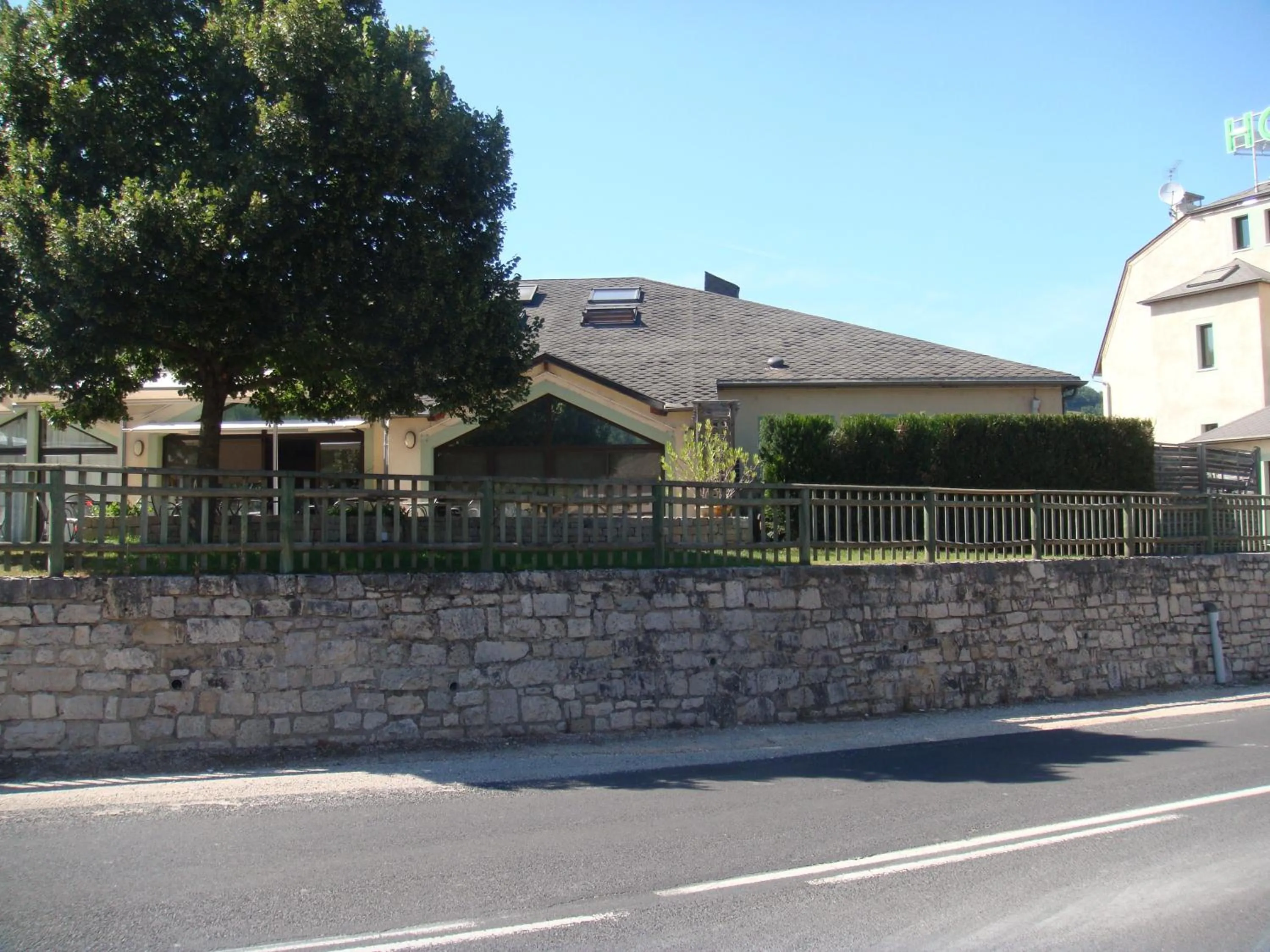 Restaurant/places to eat in Hôtel-Restaurant Le Calice Du Gevaudan - A75