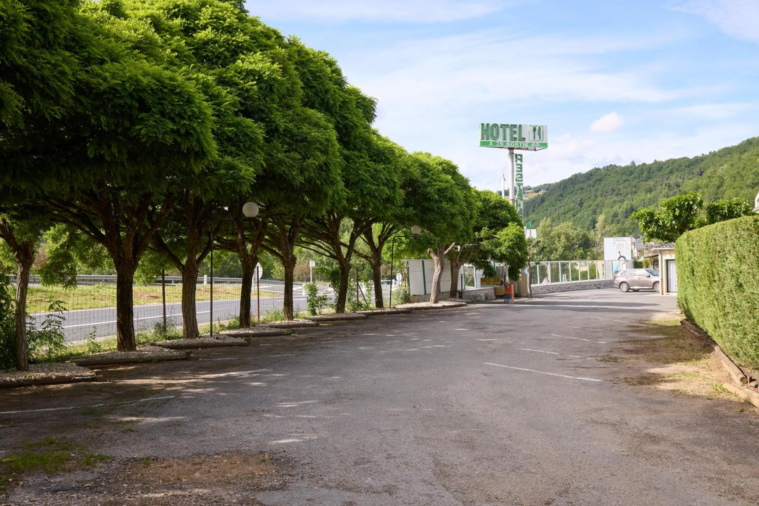 Parking in Hôtel-Restaurant Le Calice Du Gevaudan - A75