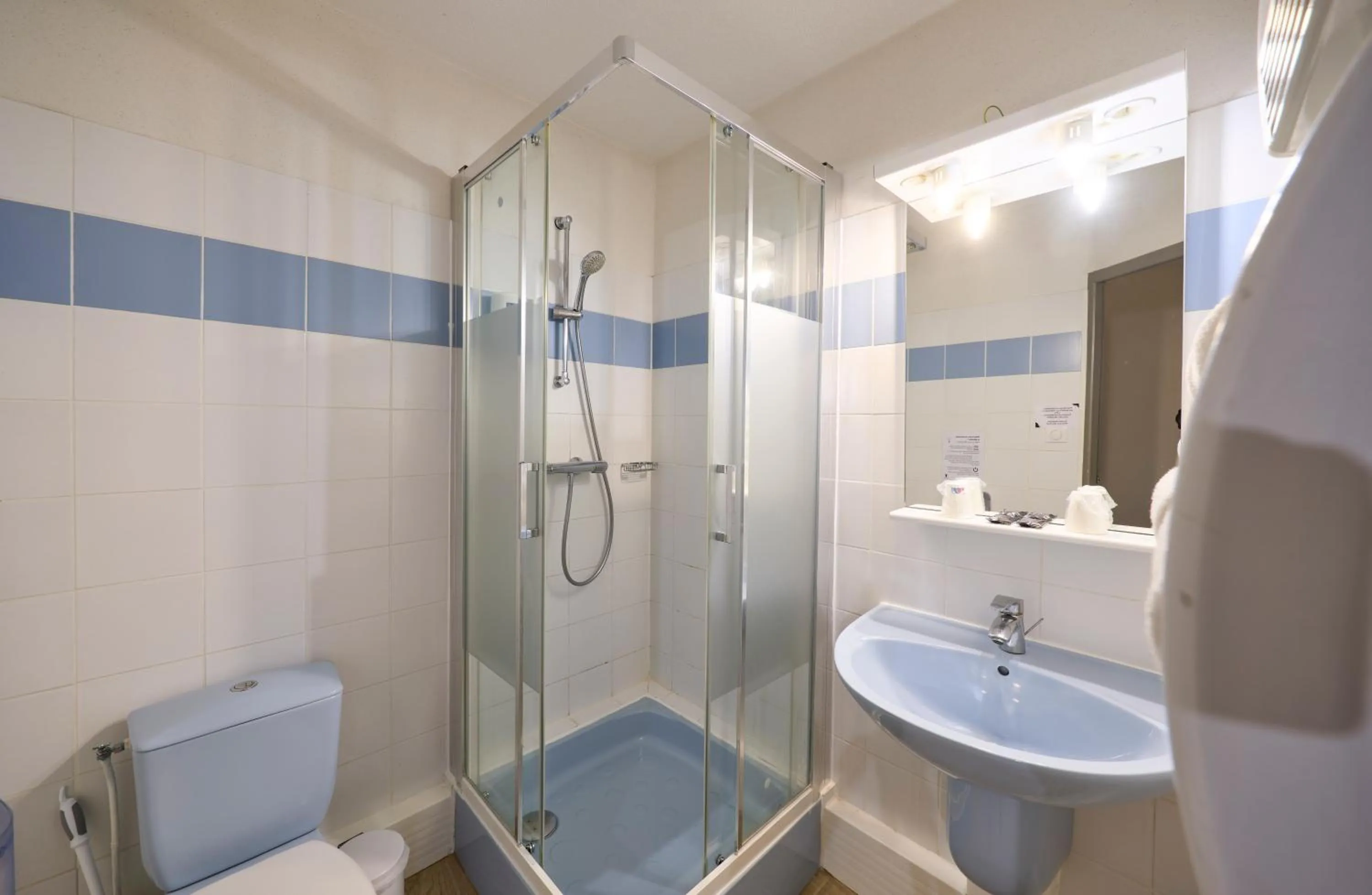 Bathroom in Hôtel-Restaurant Le Calice Du Gevaudan - A75