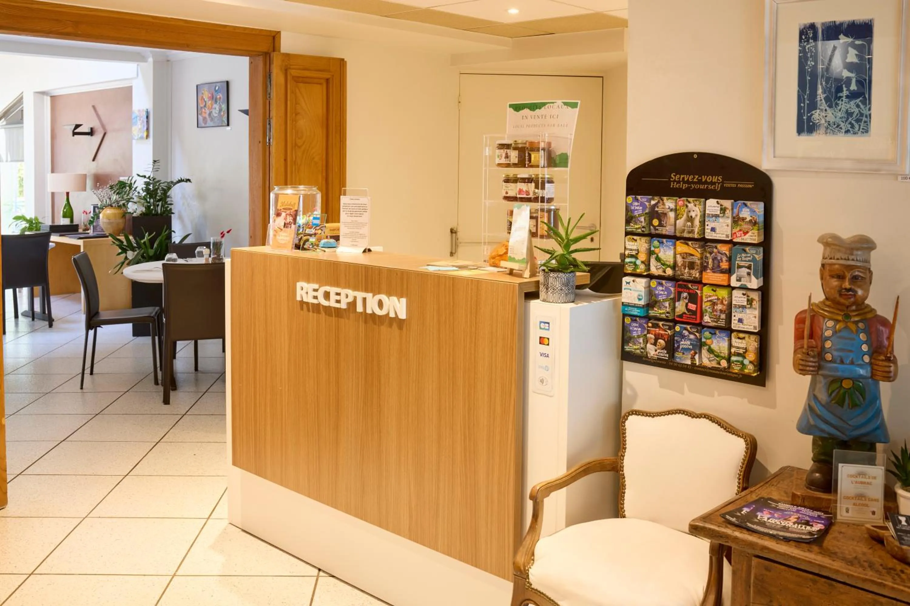 Lobby or reception in Hôtel-Restaurant Le Calice Du Gevaudan - A75