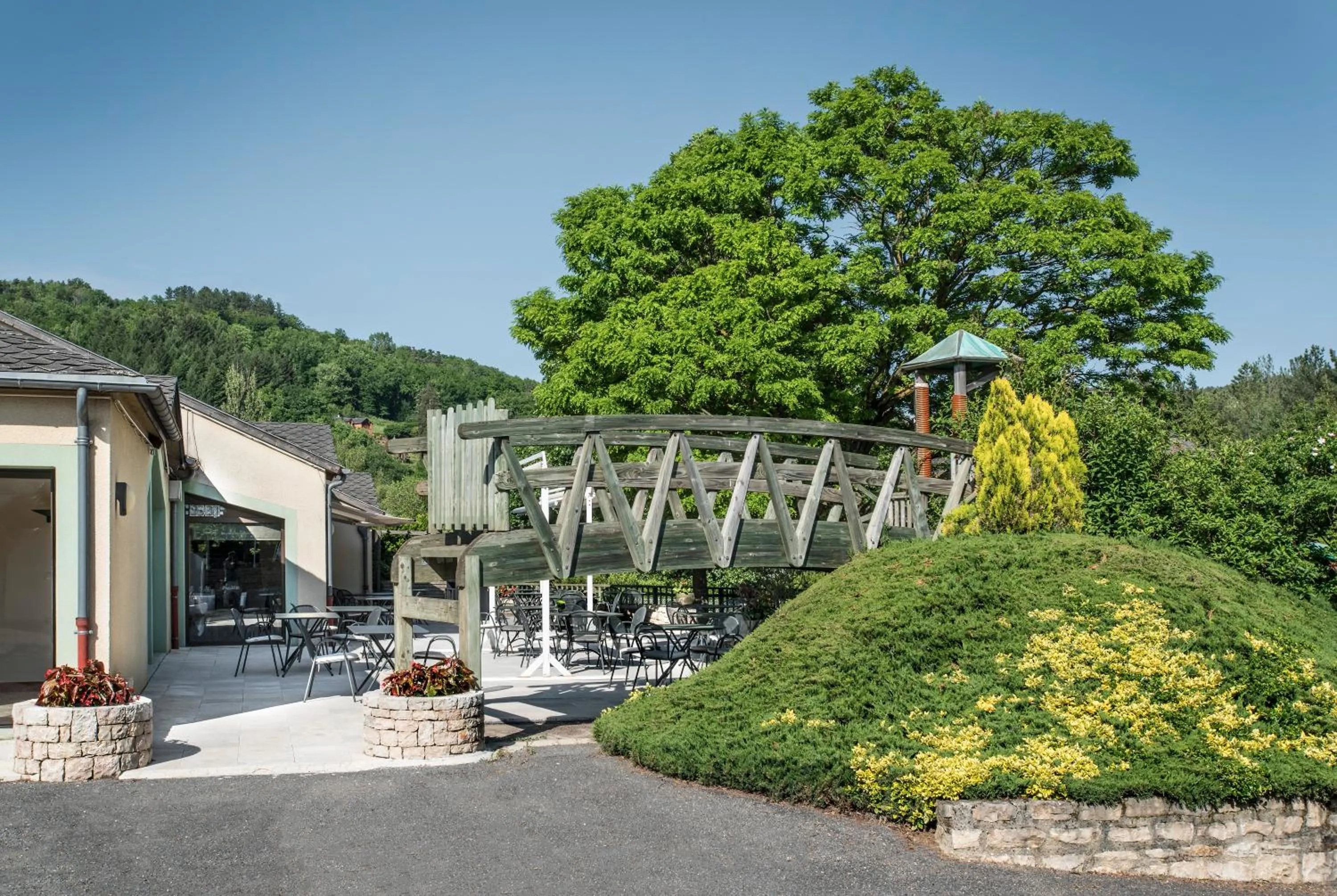 Property building in Hôtel-Restaurant Le Calice Du Gevaudan - A75