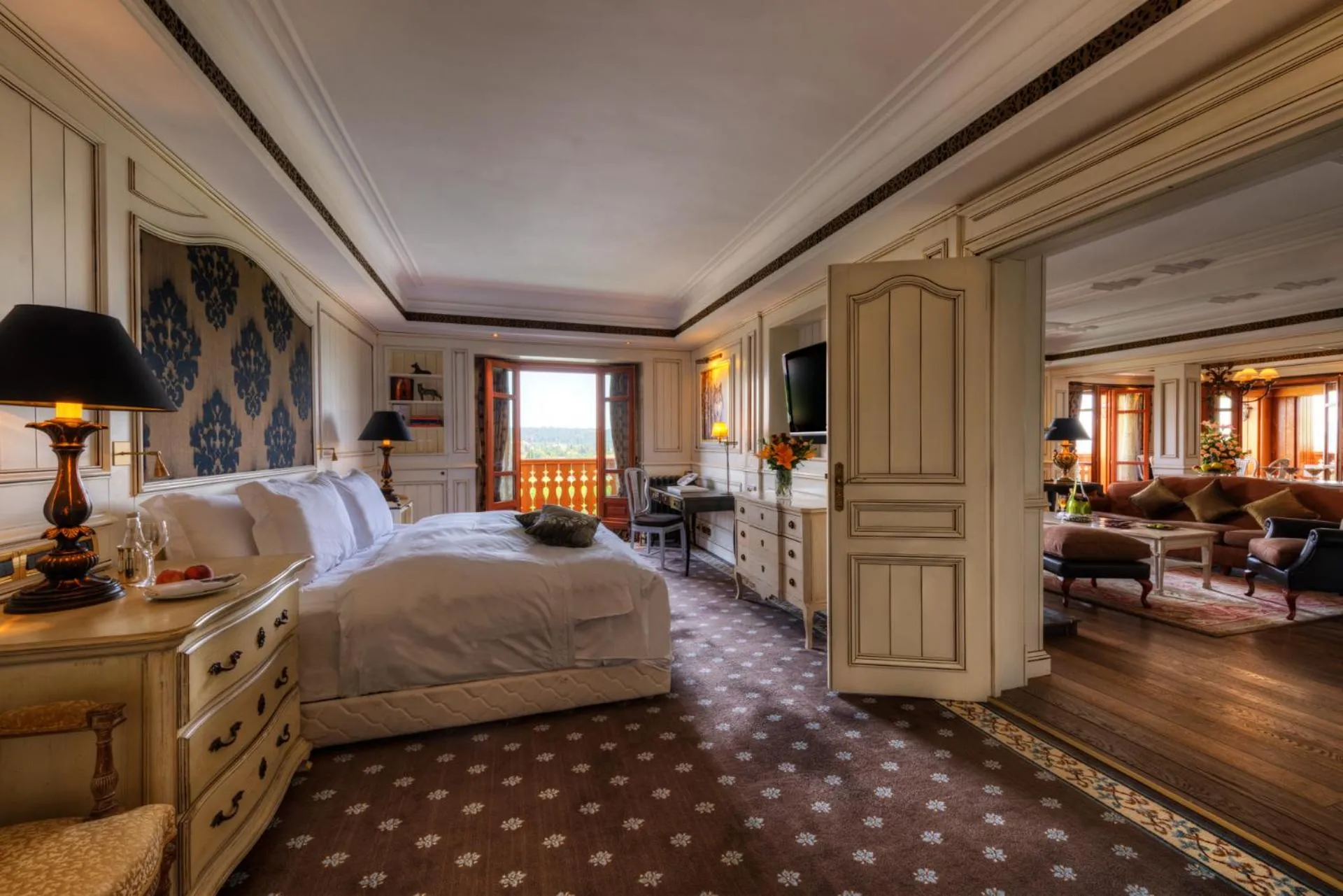 Living room, Bed in Michlifen Resort & Golf