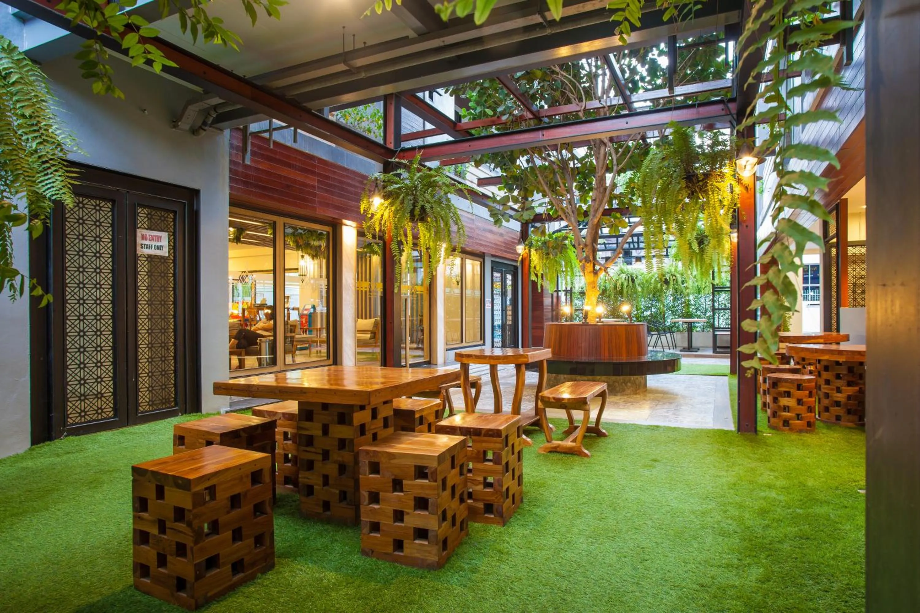 Communal lounge/ TV room in New Siam Palace Ville Hotel