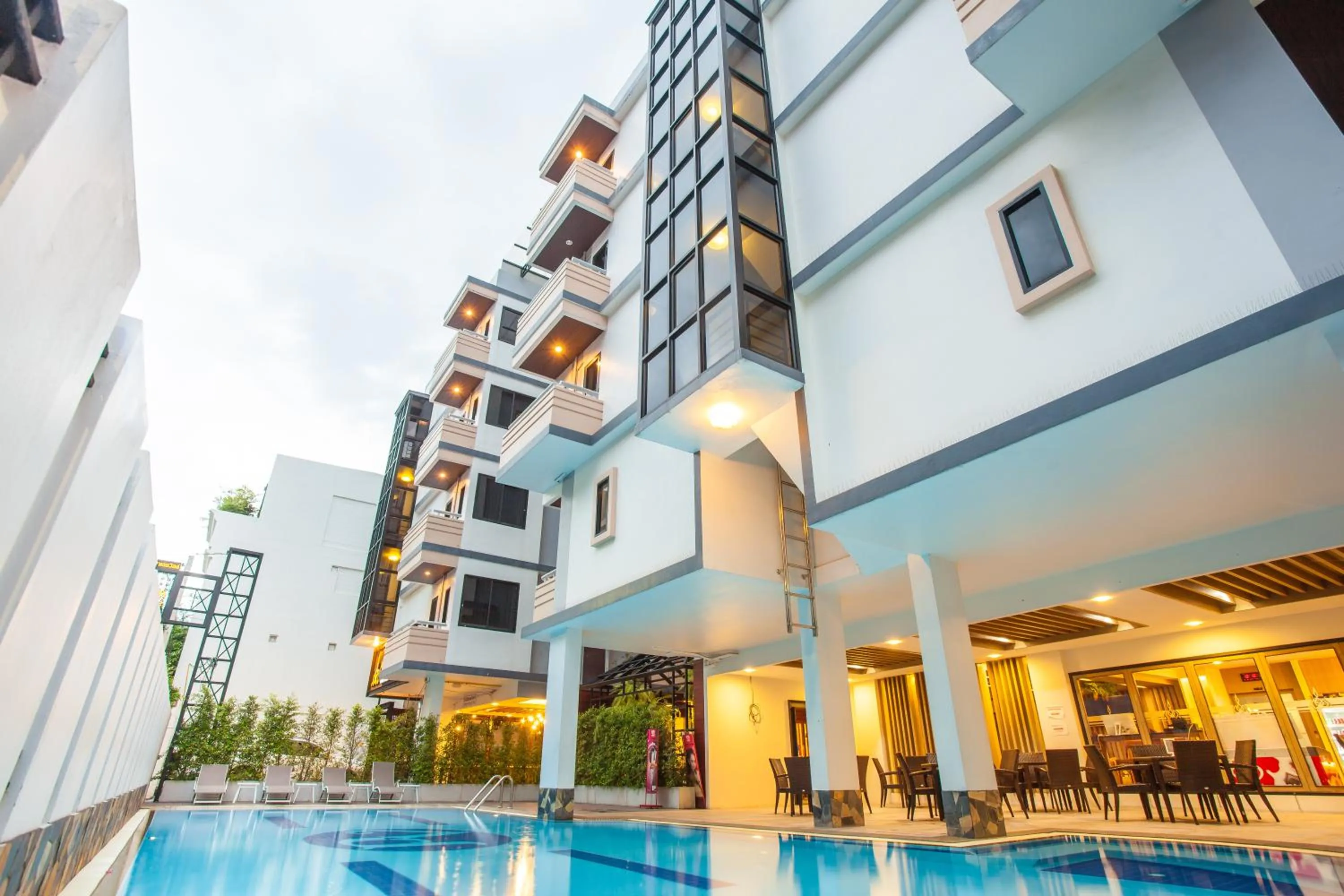Swimming pool in New Siam Palace Ville Hotel