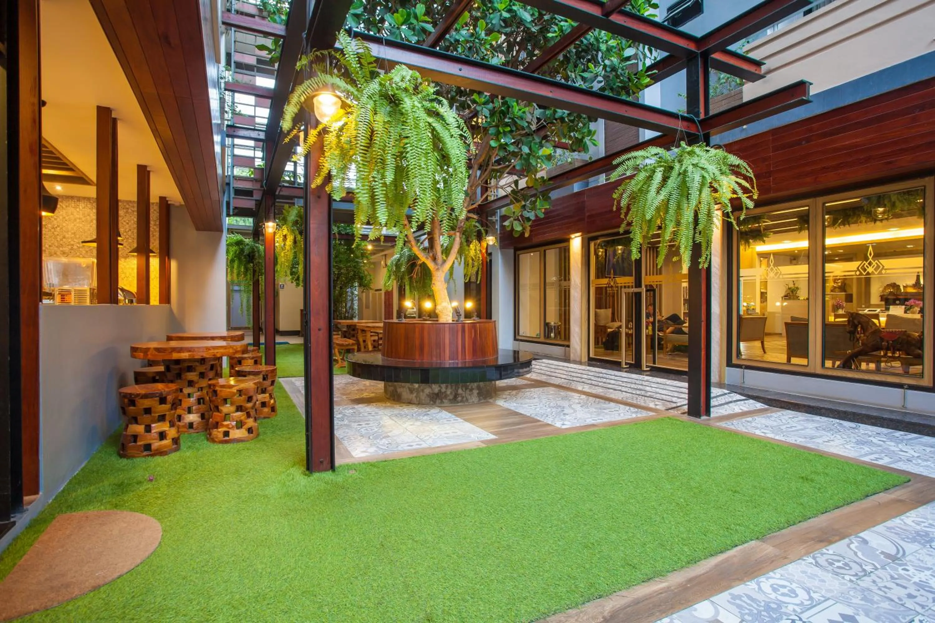 Communal lounge/ TV room in New Siam Palace Ville Hotel