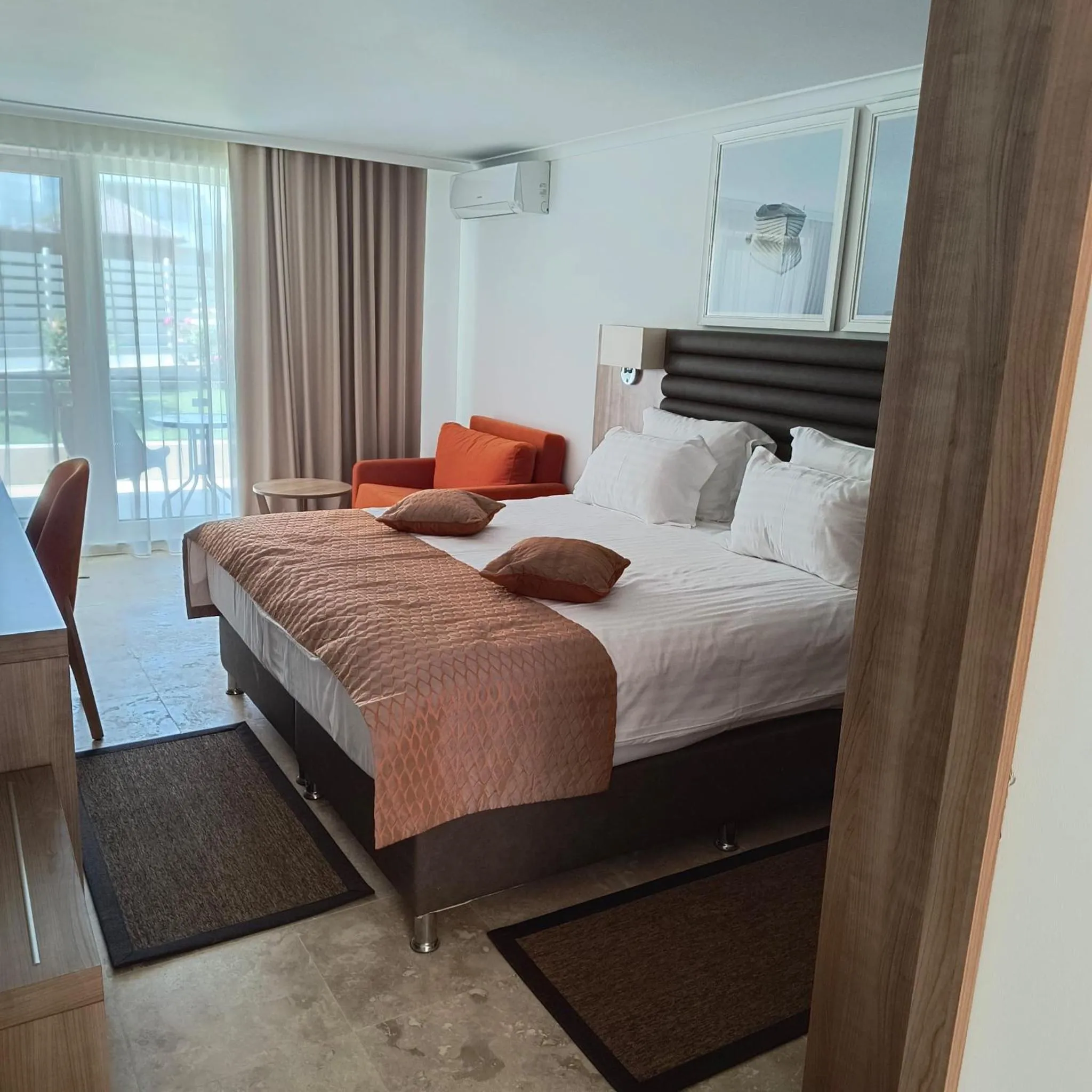 Photo of the whole room, Bed in Hotel Saturn