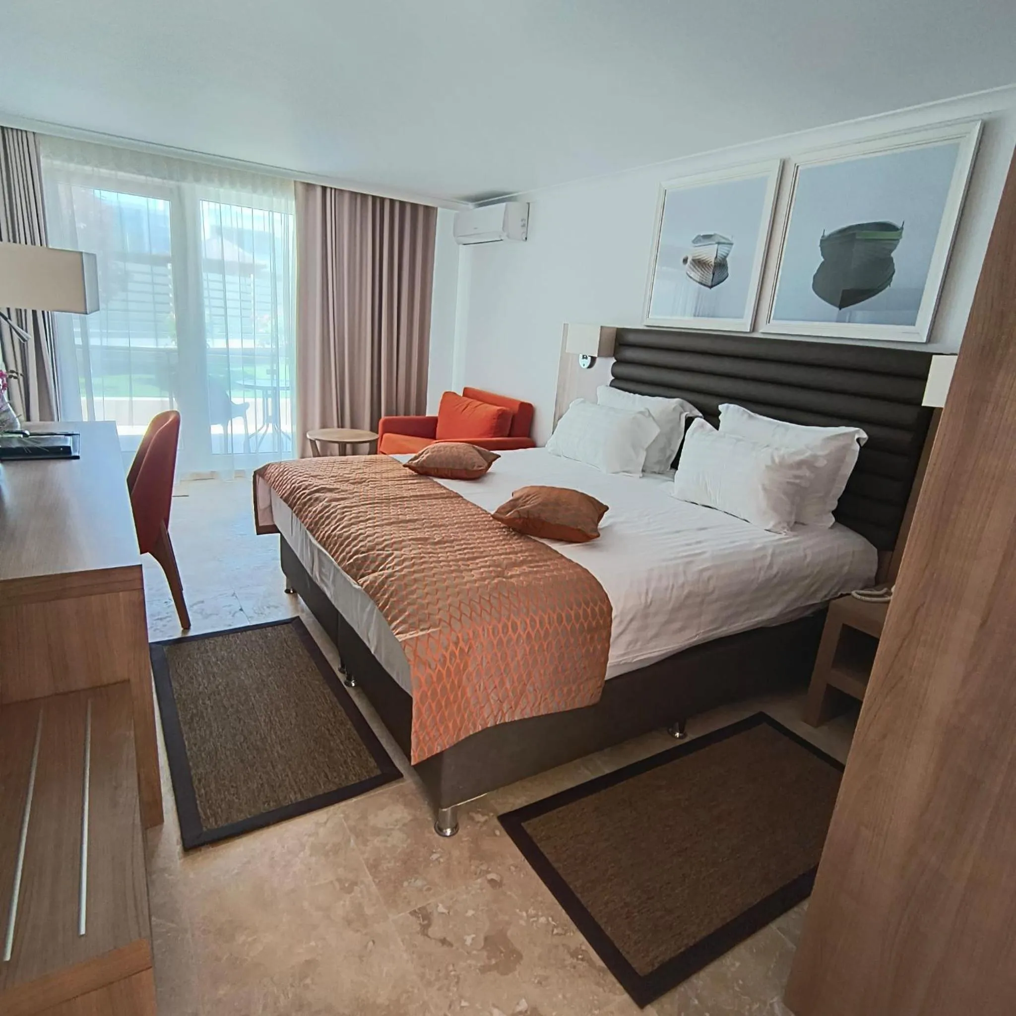 Photo of the whole room, Bed in Hotel Saturn