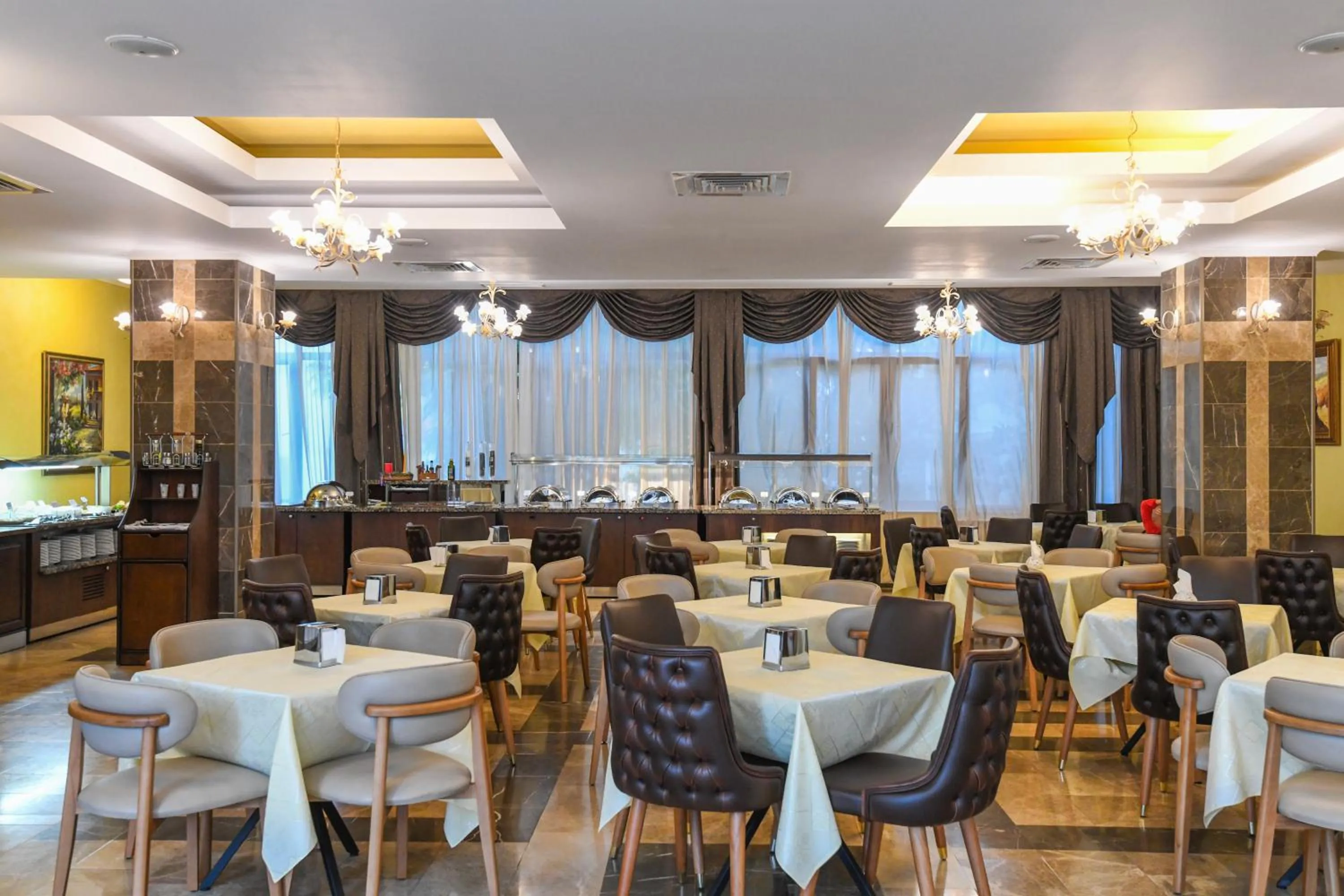 Restaurant/places to eat in Hotel Saturn