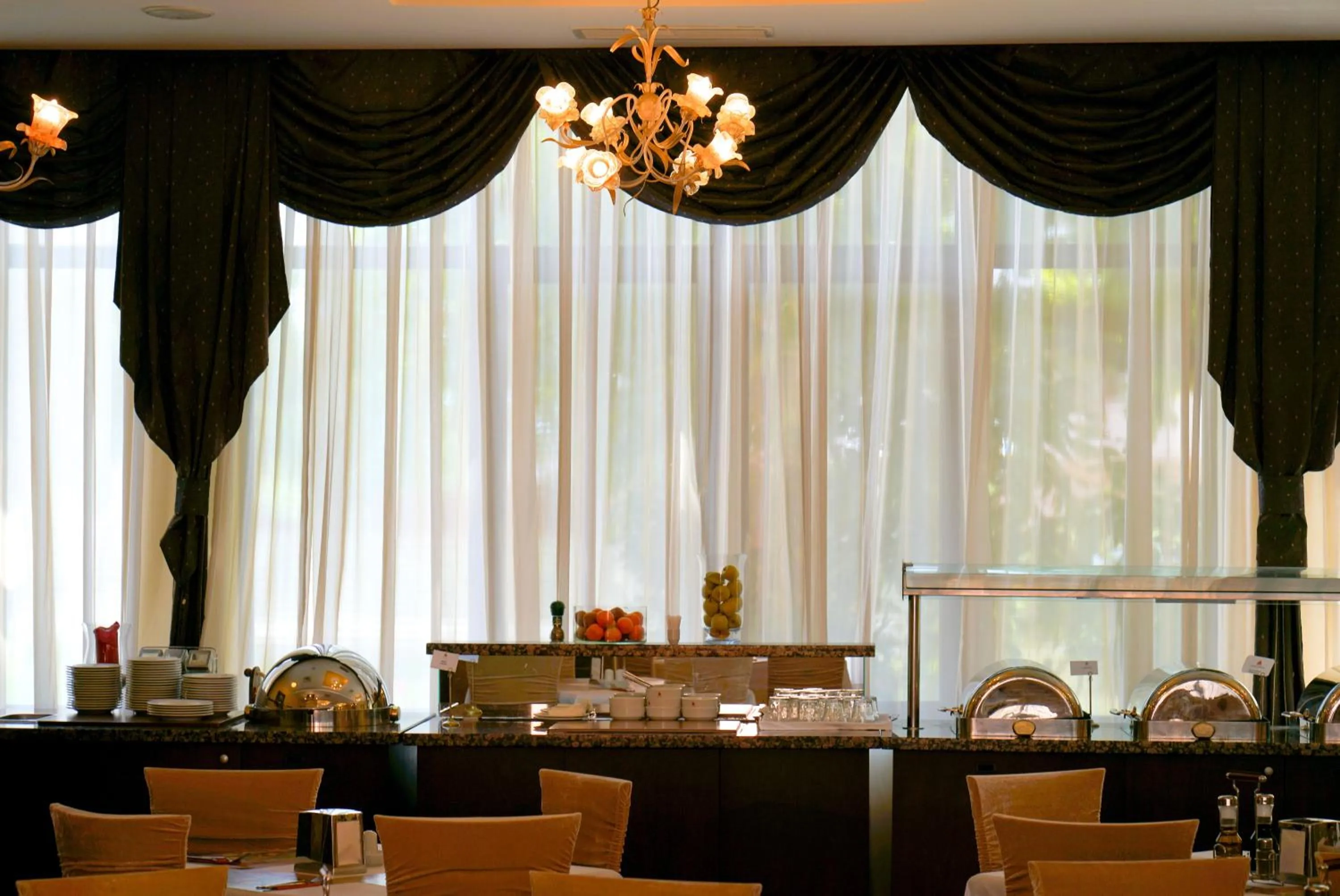 Restaurant/places to eat in Hotel Saturn