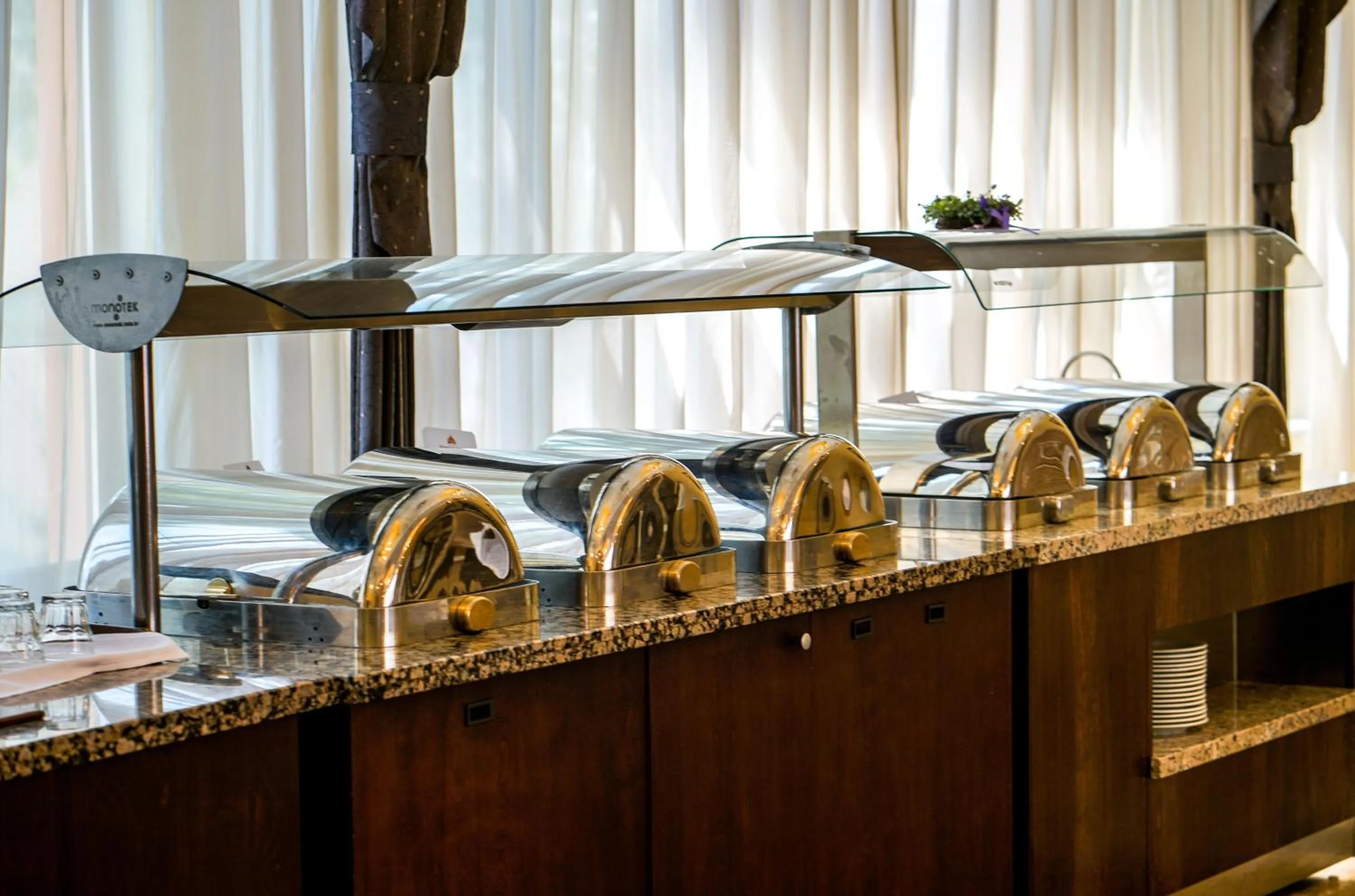 Restaurant/places to eat in Hotel Saturn