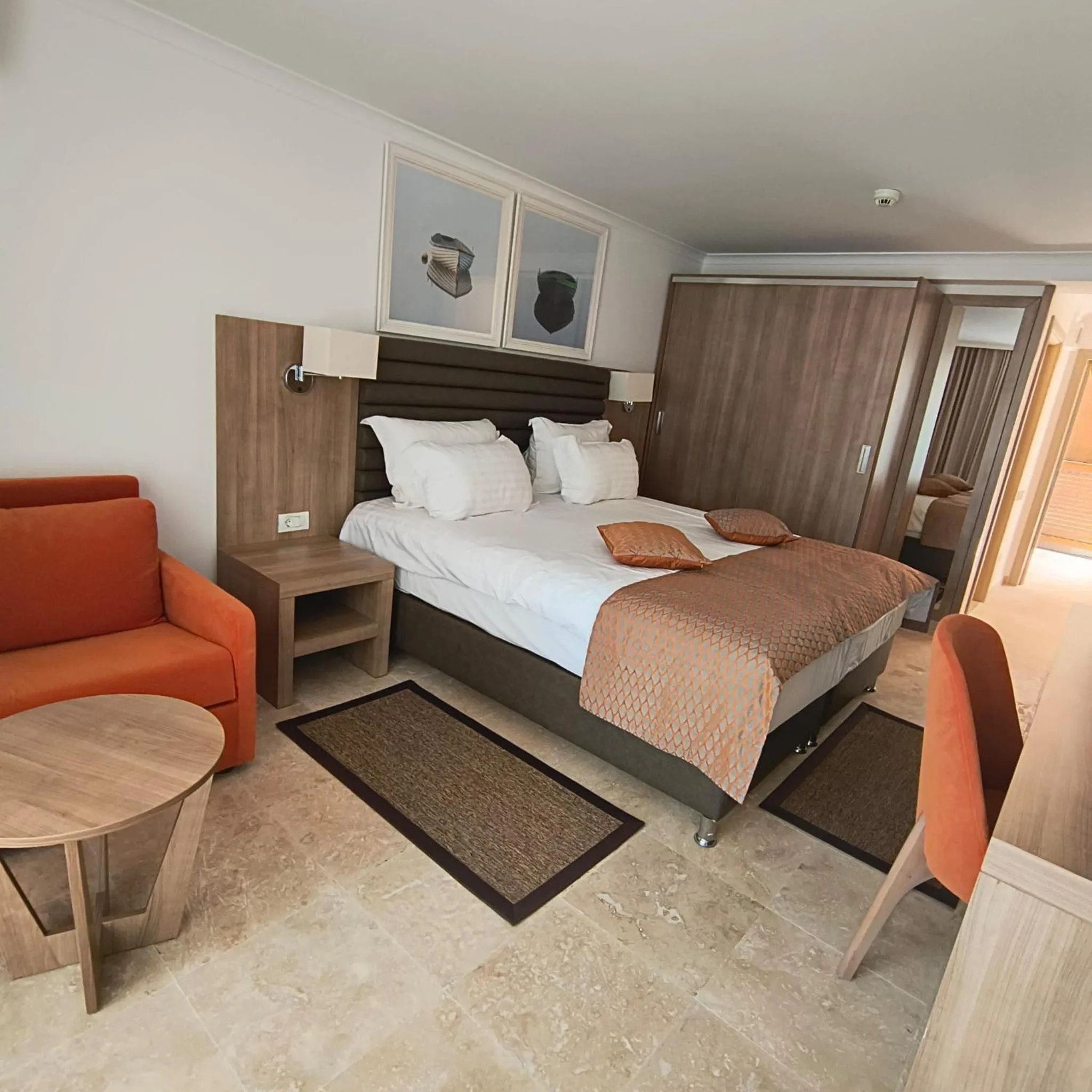 Photo of the whole room, Bed in Hotel Saturn