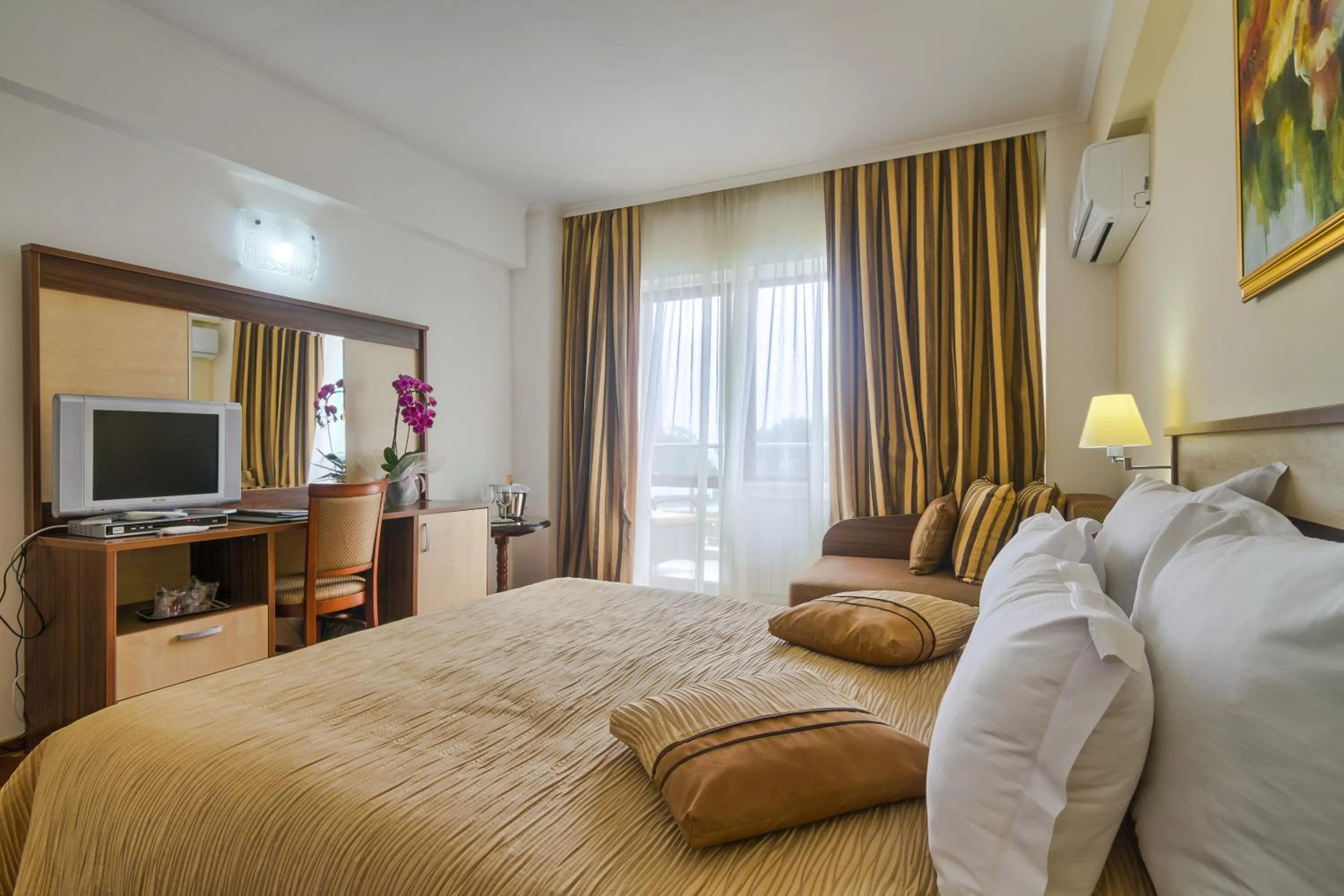 Day, Bed in Hotel Saturn