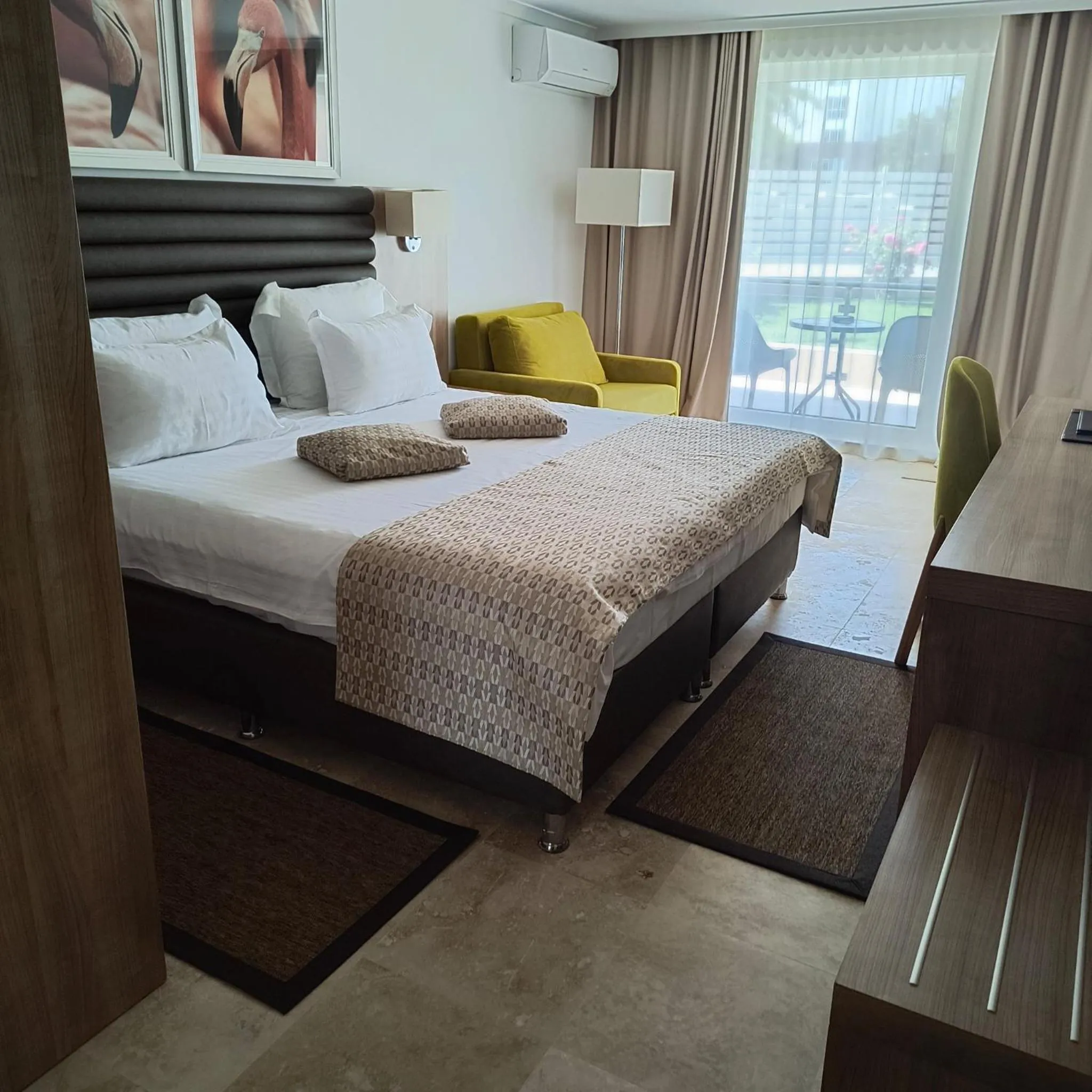 Photo of the whole room, Bed in Hotel Saturn