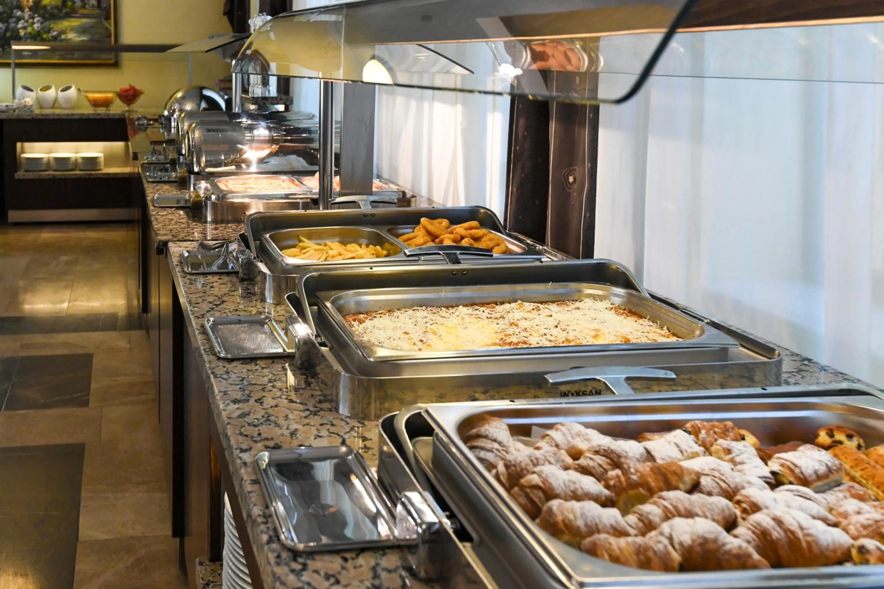 Restaurant/places to eat in Hotel Saturn