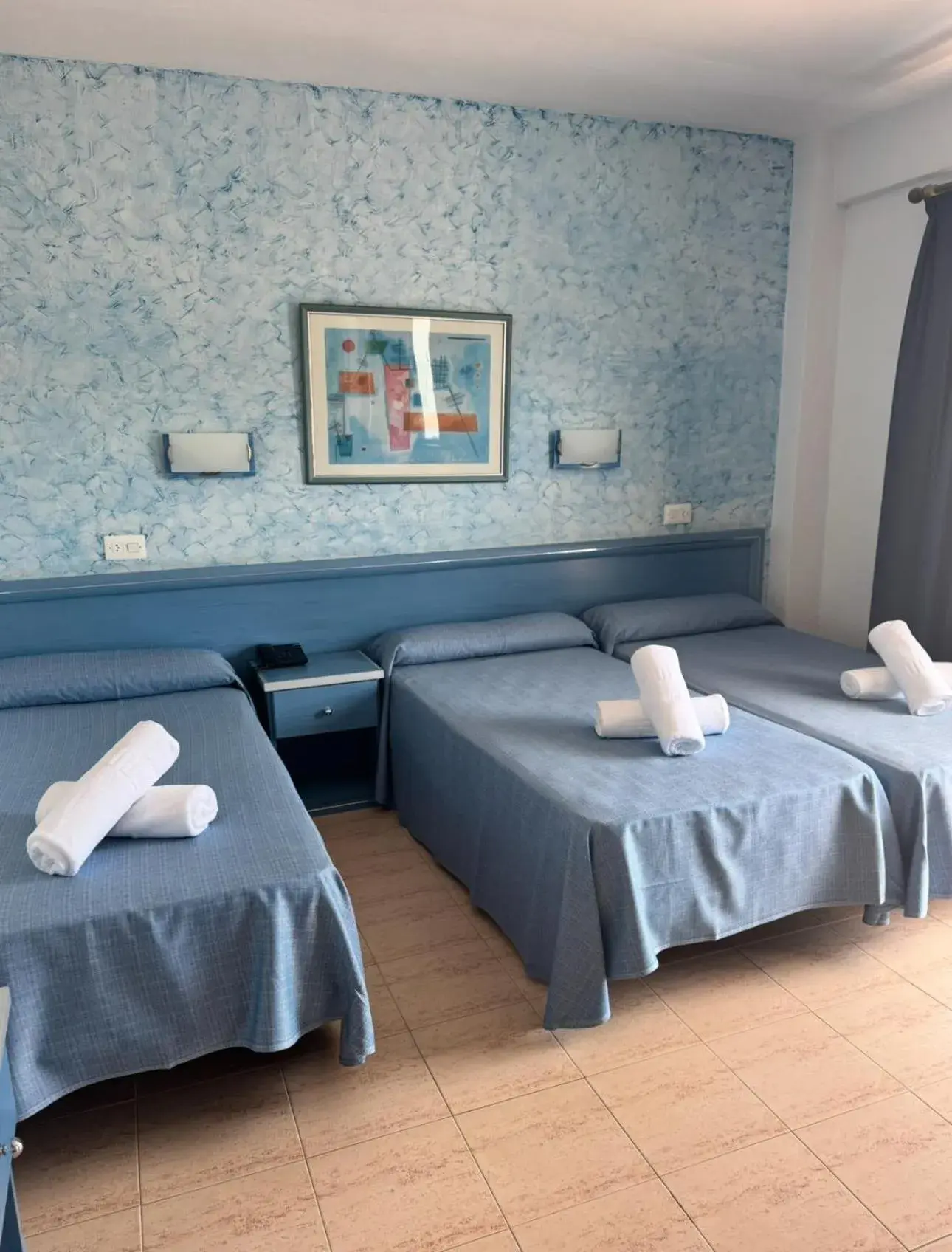 Double Room with Extra Bed (3 Adults) in Santa Monica Playa Double Room with Extra Bed (3 Adults) in Santa Monica Playa