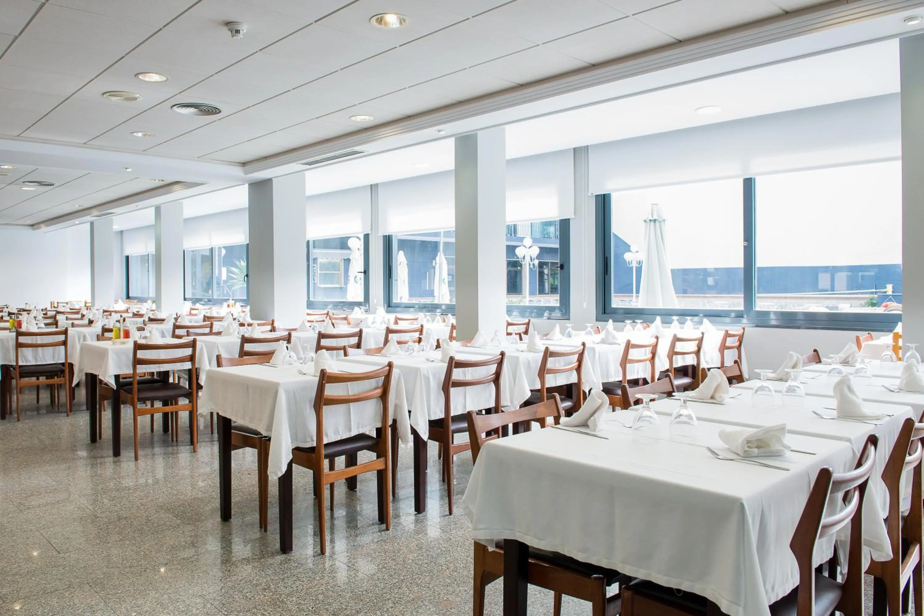 Restaurant/places to eat in Hotel Melina