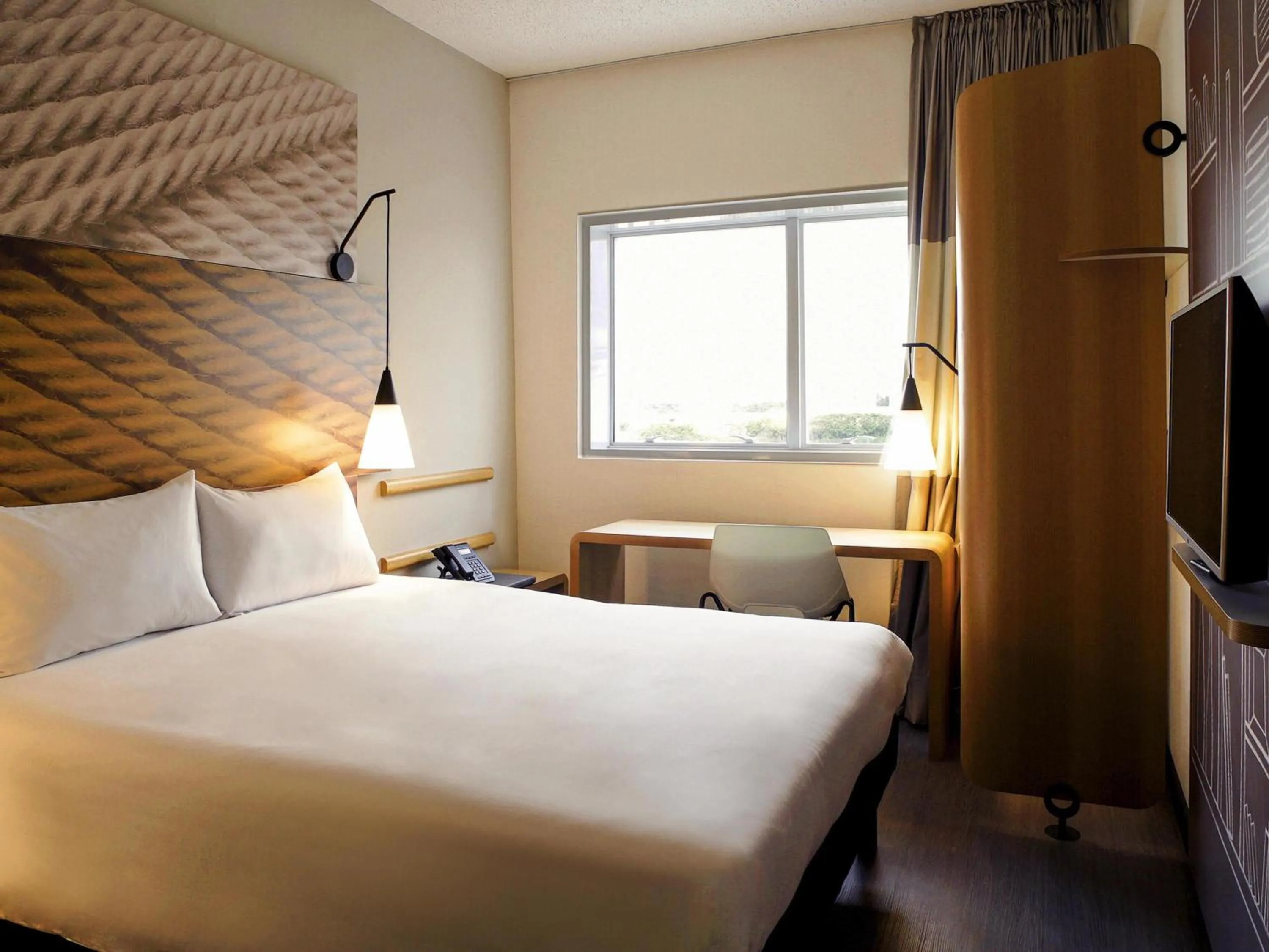 Bedroom, Bed in ibis Osasco