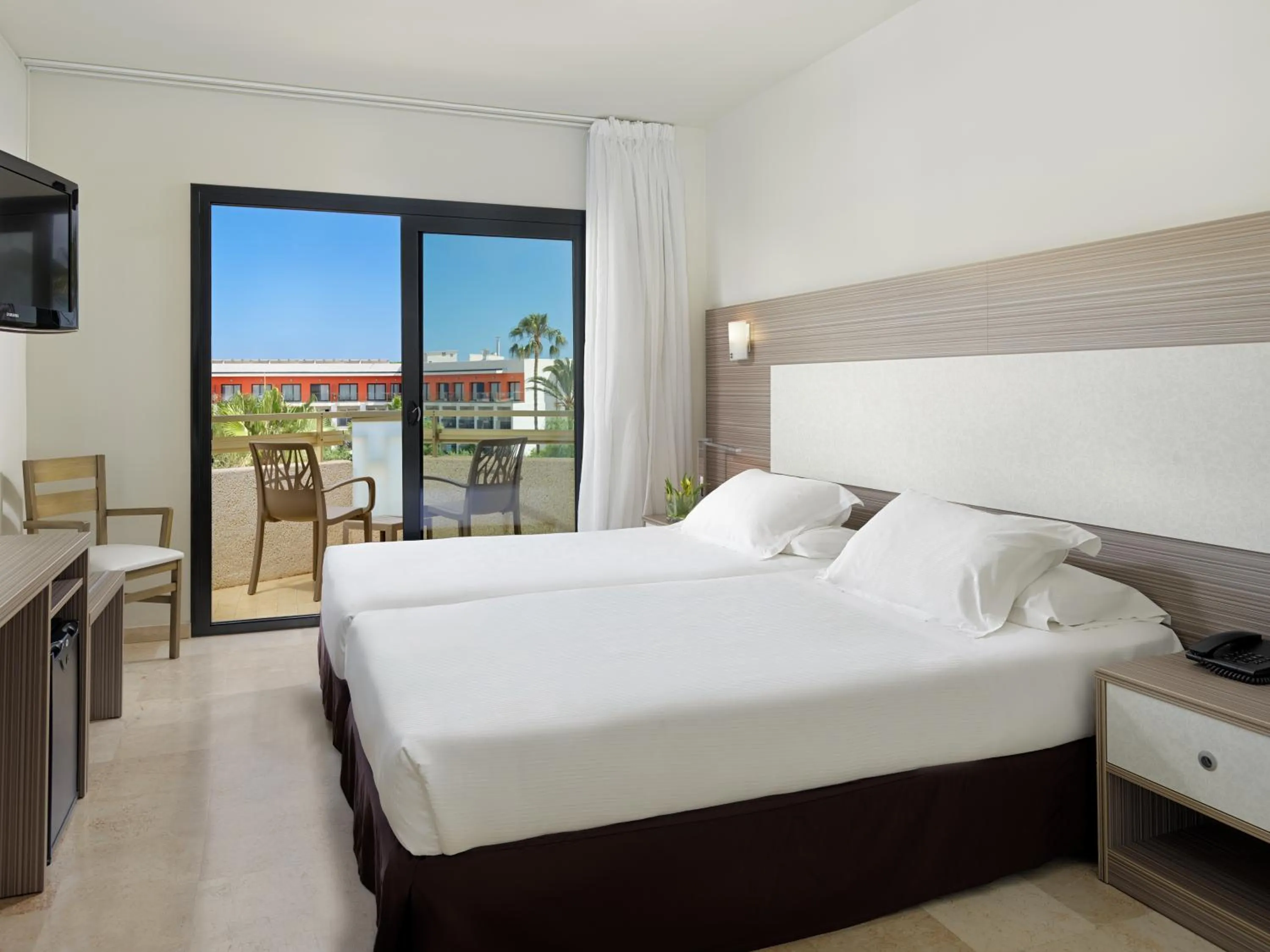 Bedroom, Bed in H10 Cambrils Playa