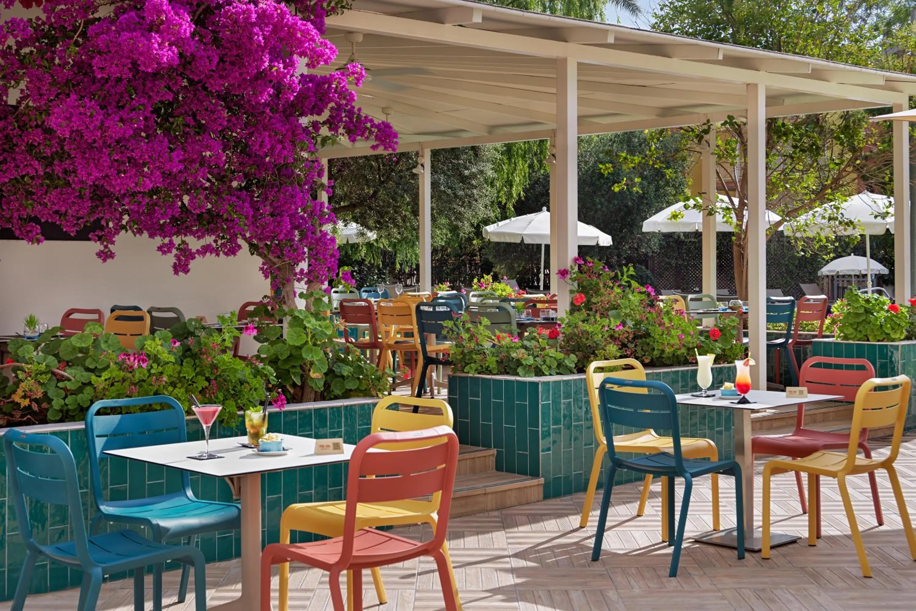 Lounge or bar in H10 Cambrils Playa