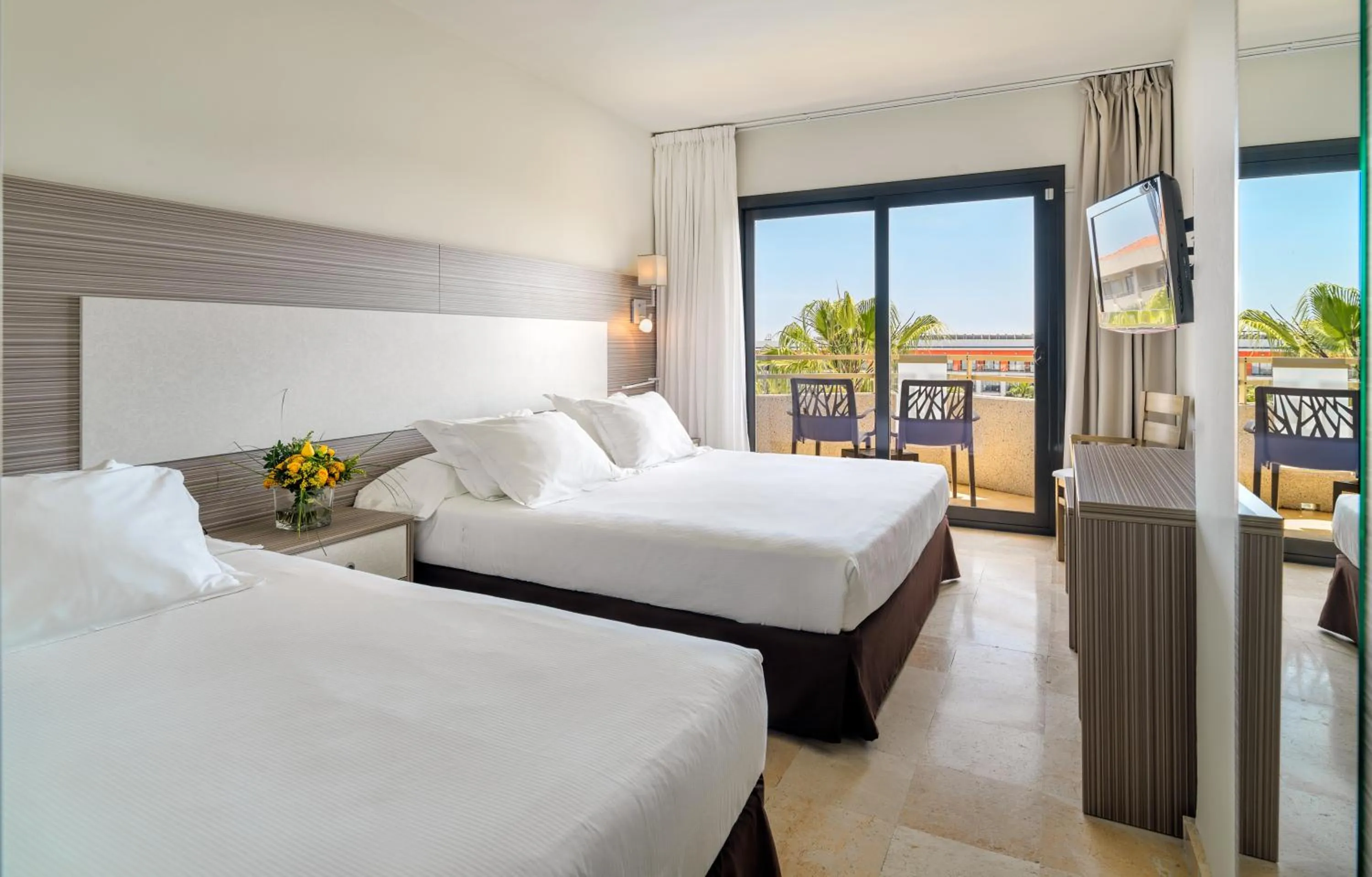 Photo of the whole room, Bed in H10 Cambrils Playa