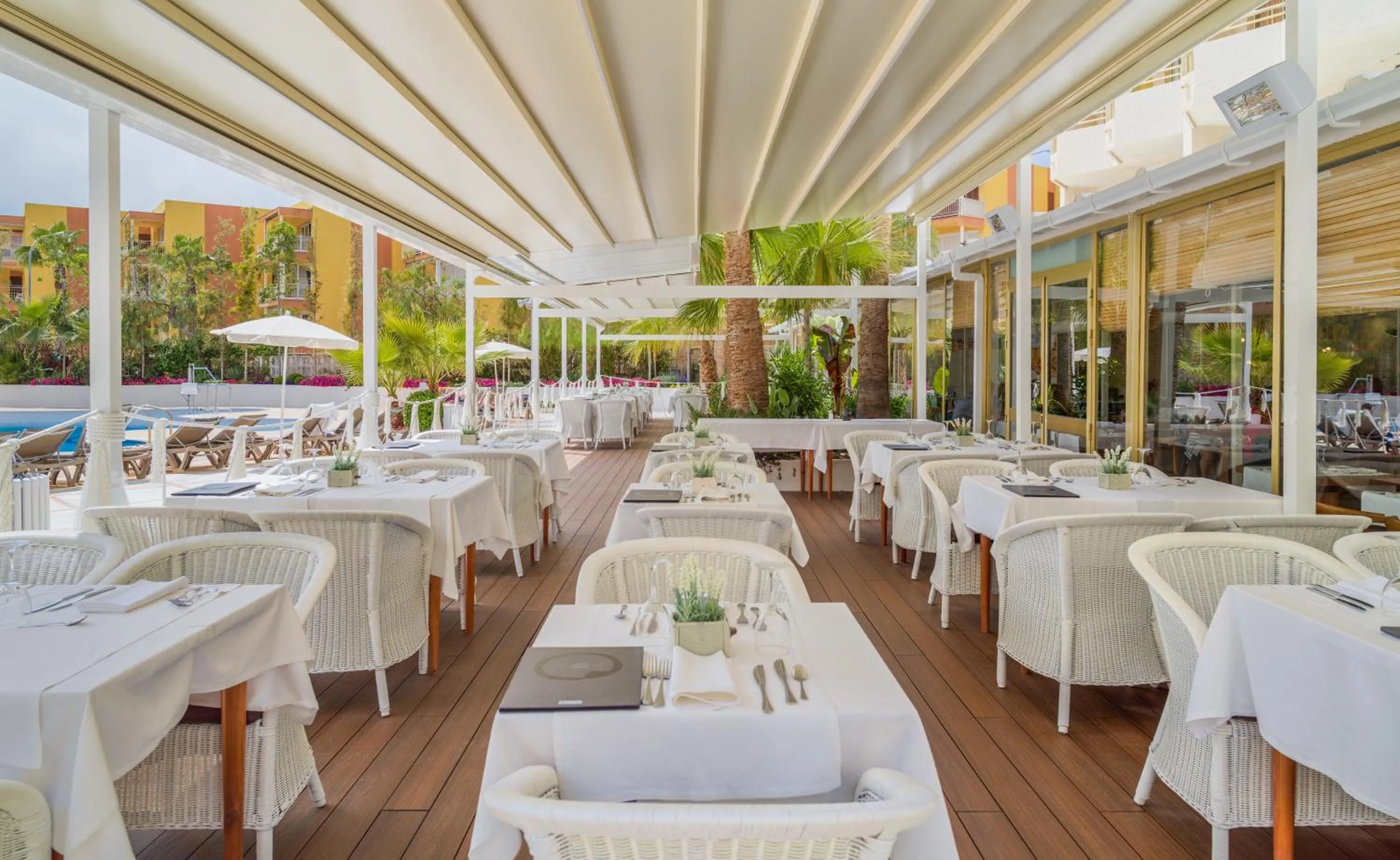 Food and drinks in H10 Cambrils Playa