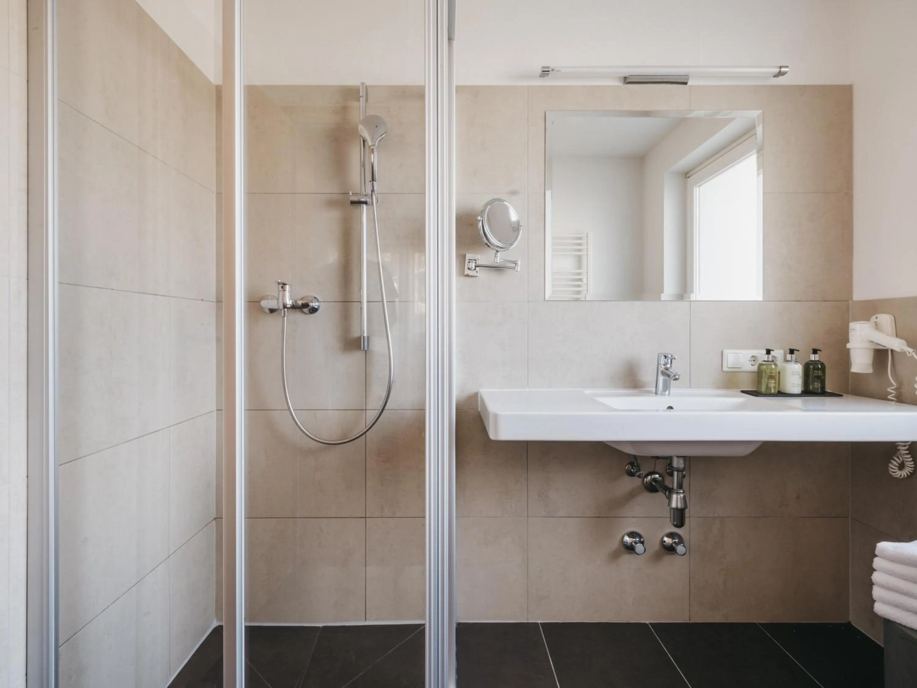 Bathroom in Hotel Vier Jahreszeiten by VAYA