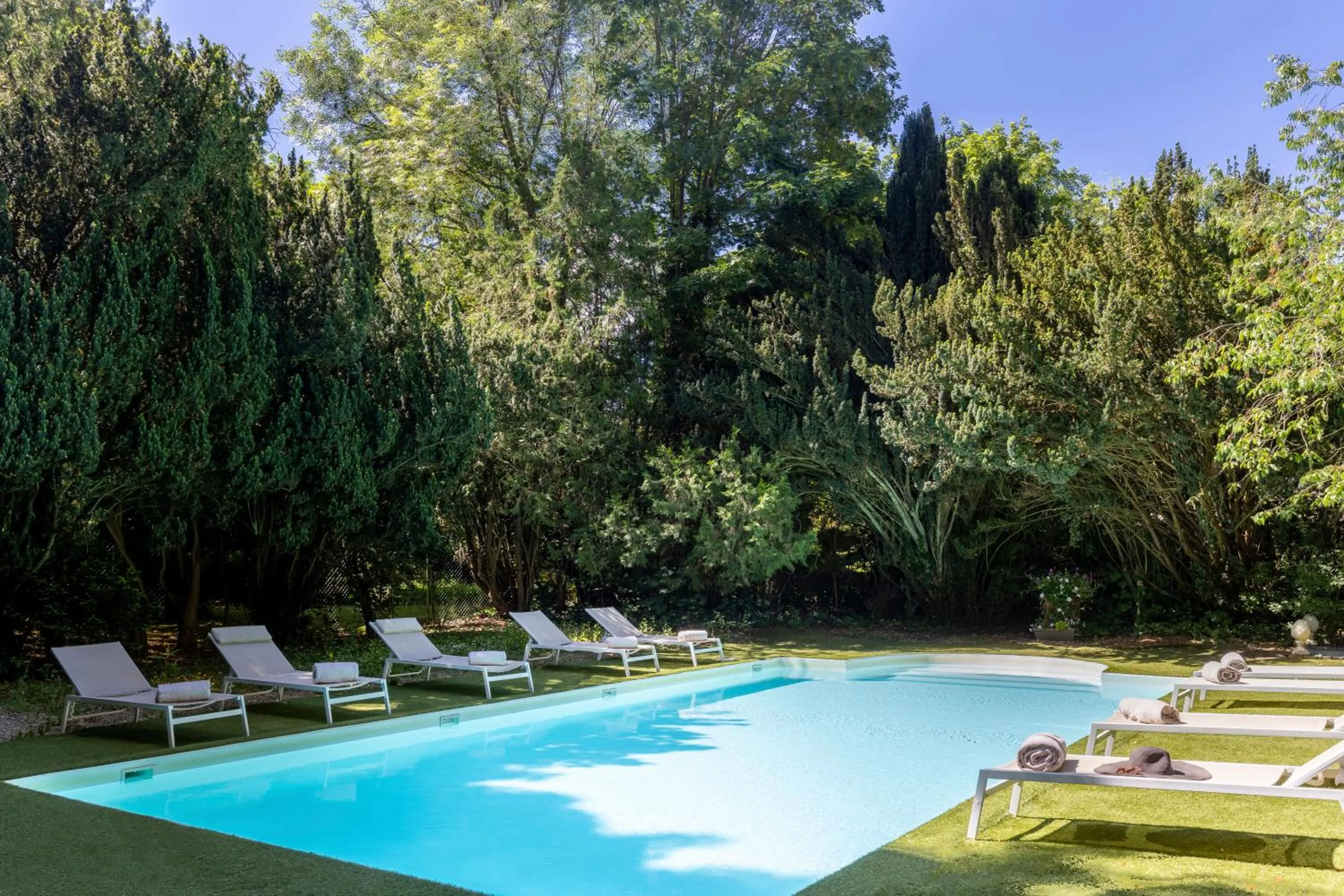 Swimming pool in Les Demeures de Varennes, BW Signature Collection