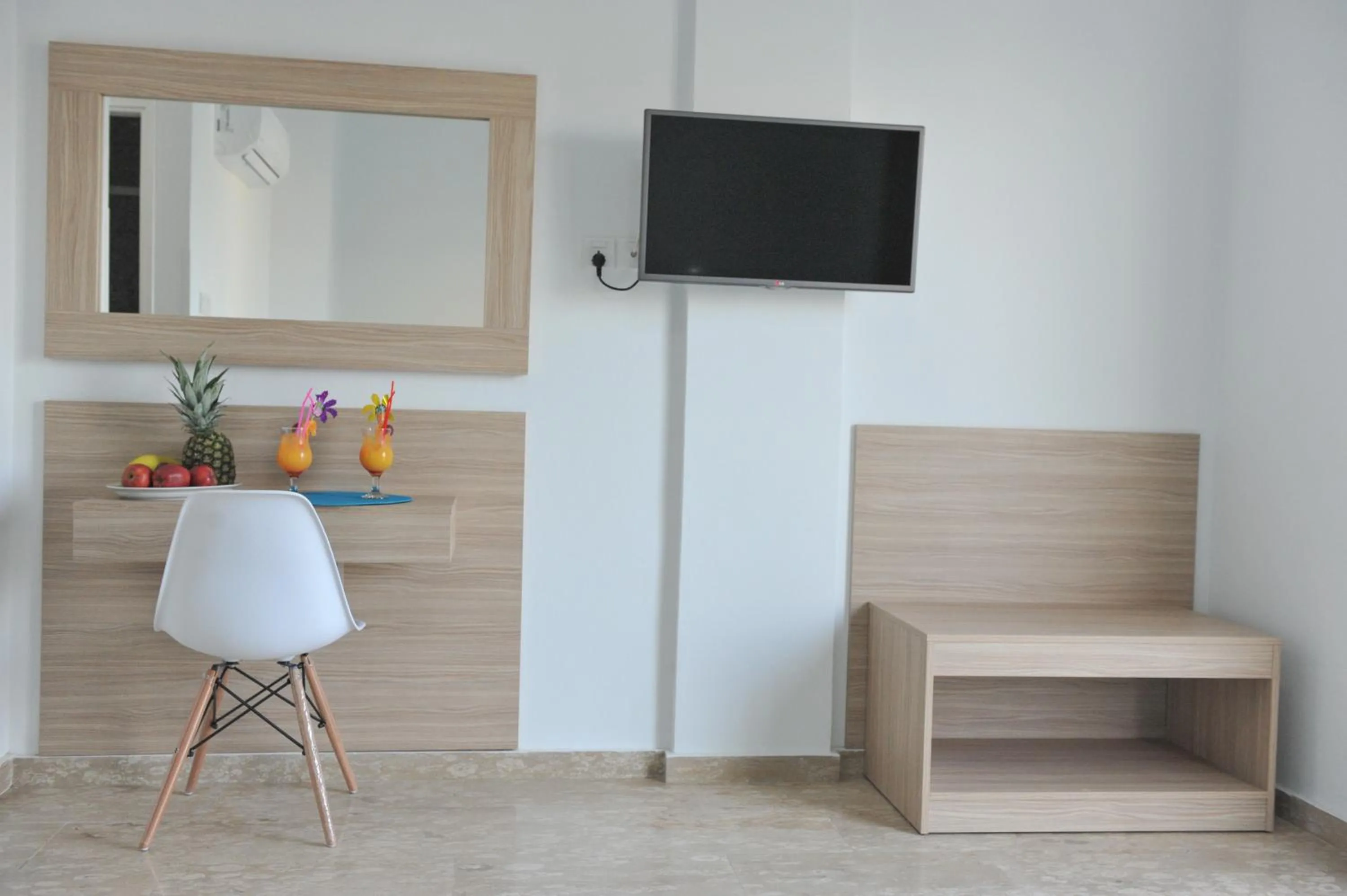 TV and multimedia in Fedrania Gardens Hotel