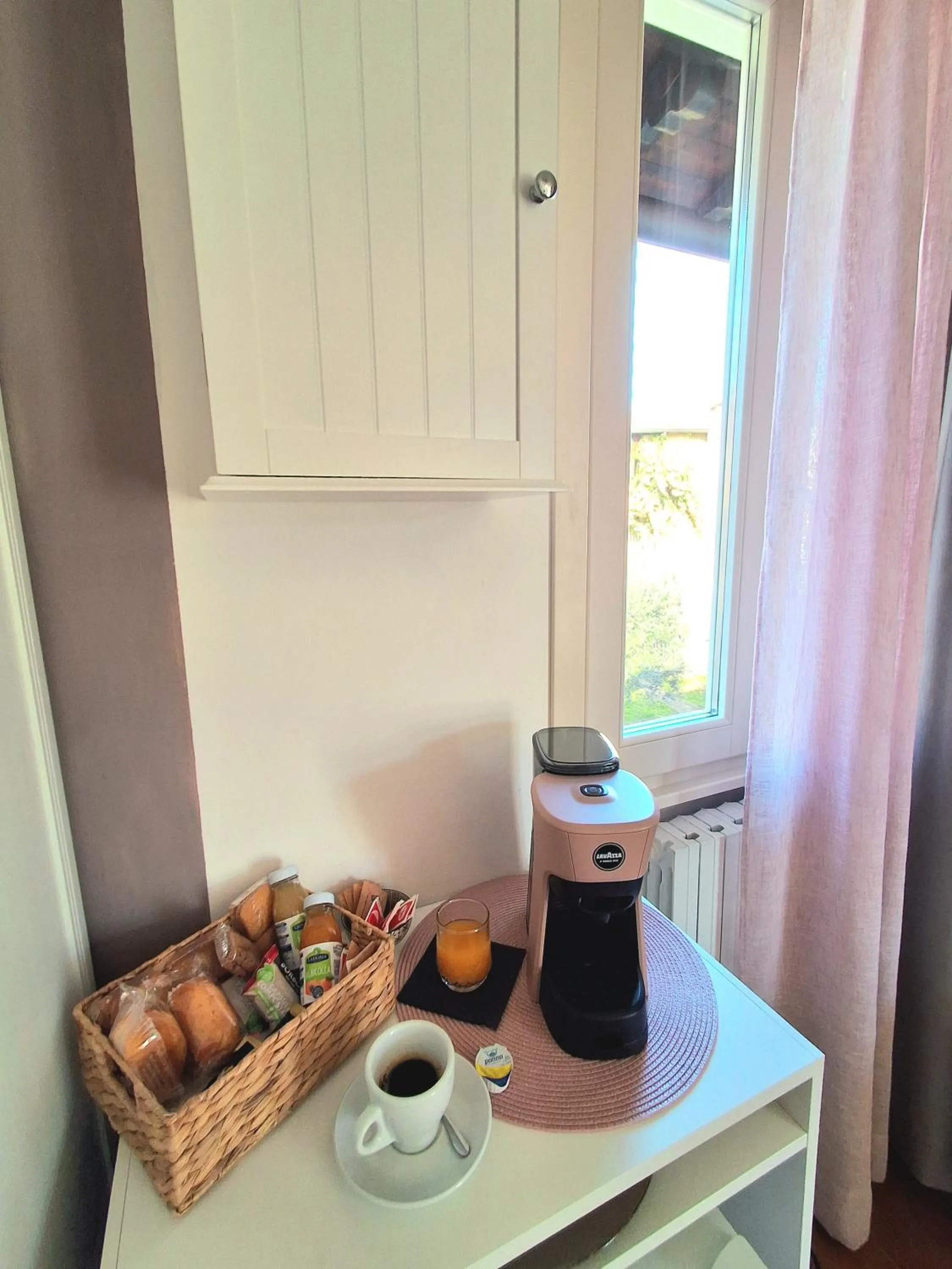 Coffee/tea facilities in Dolce Lago B&B