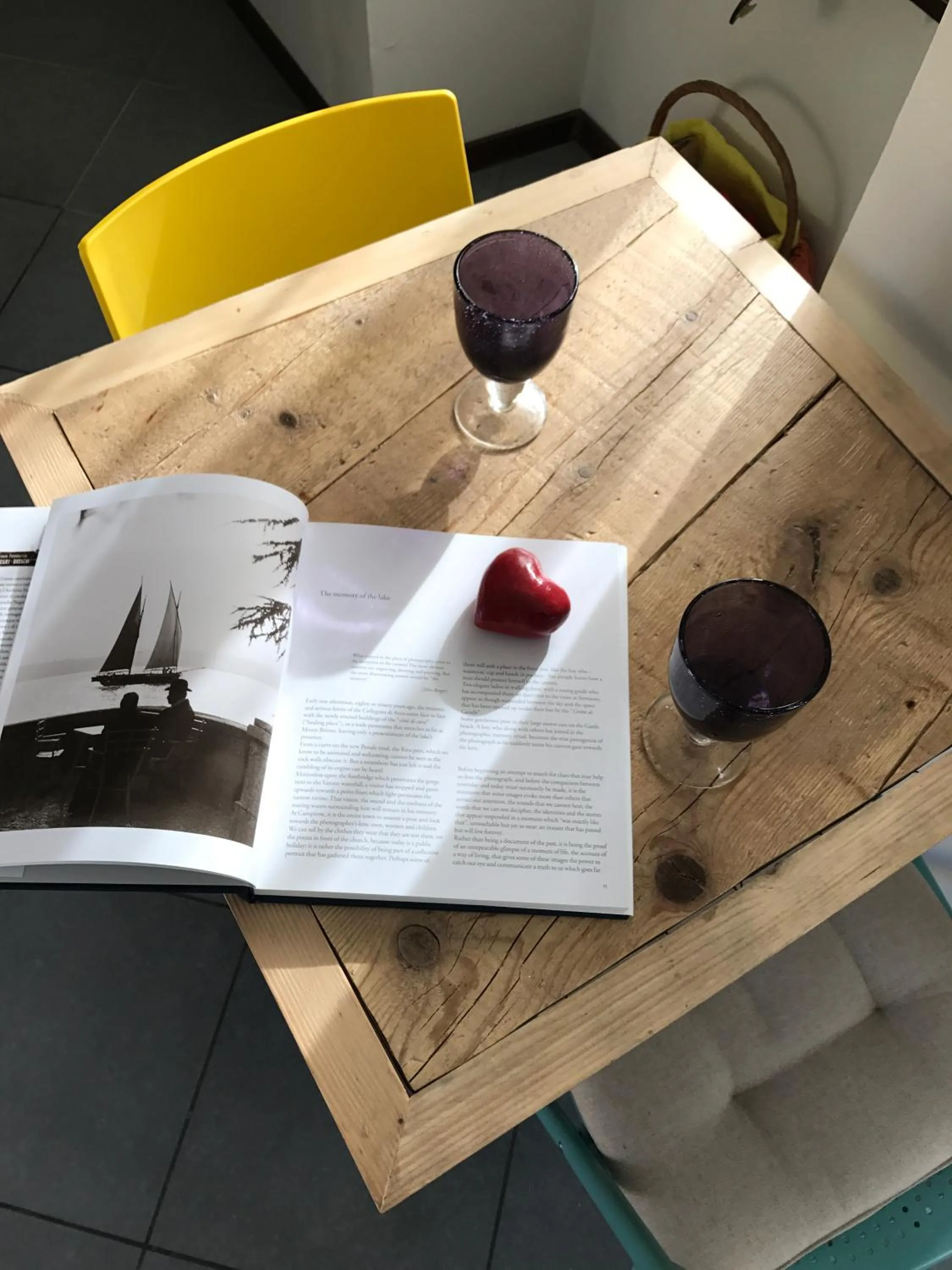 Communal lounge/ TV room in Dolce Lago B&B