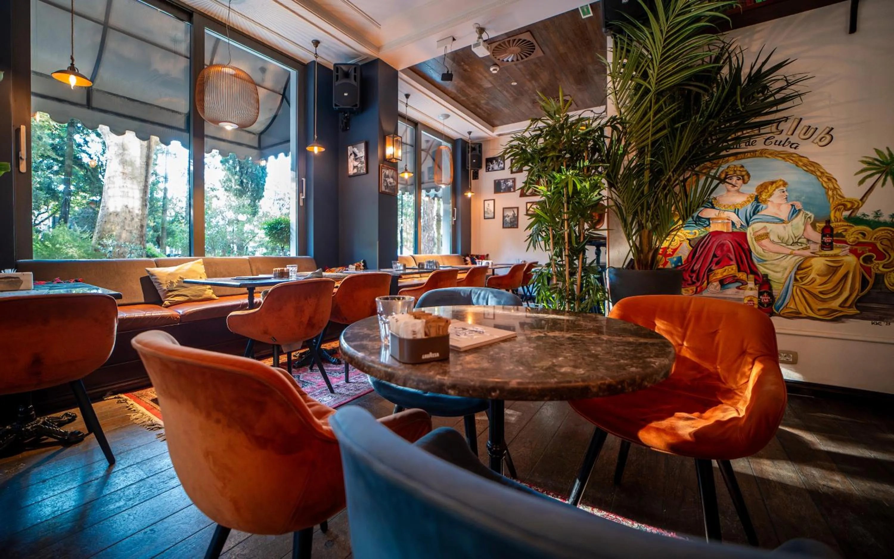 Restaurant/places to eat in Hotel Majestic