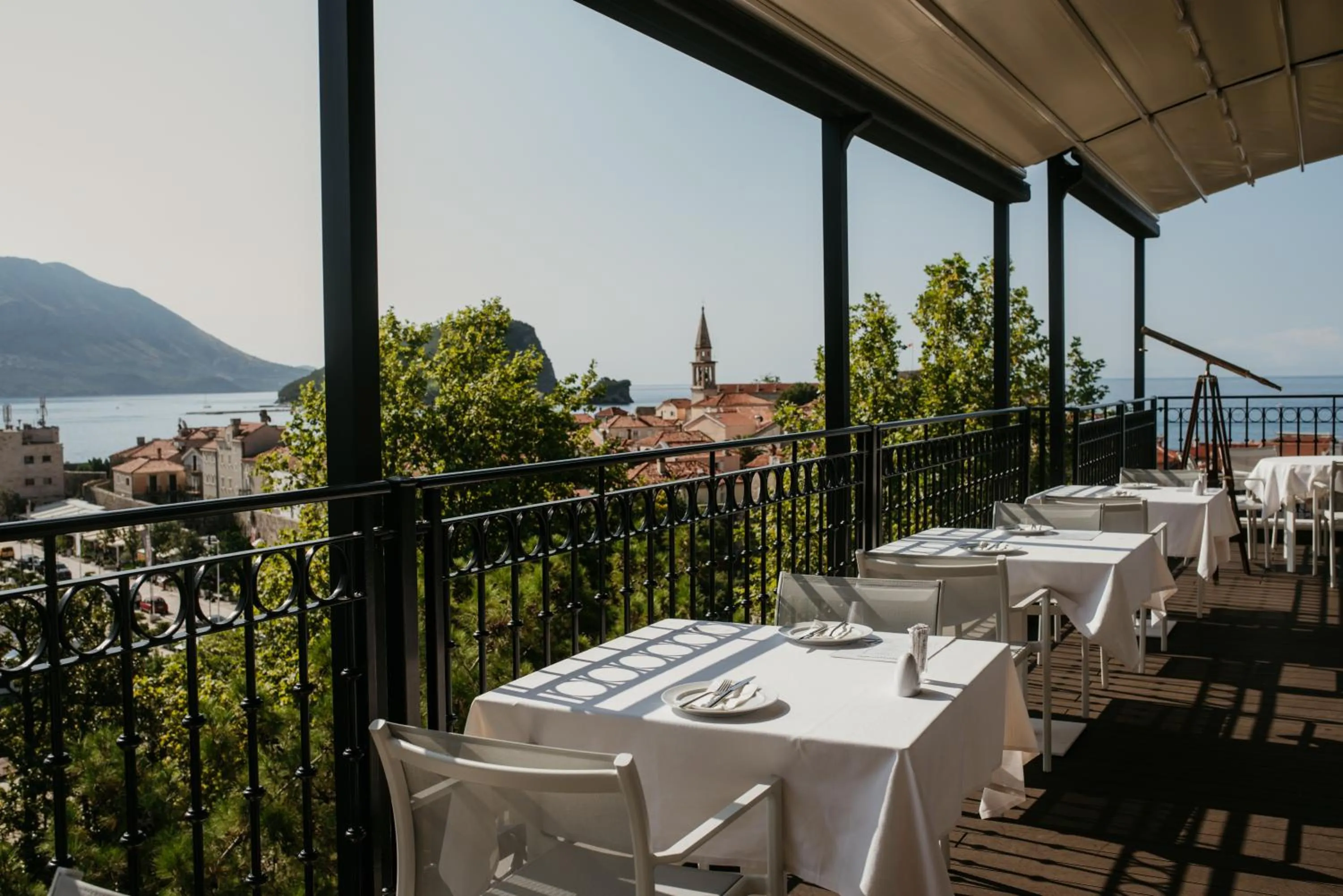 Restaurant/places to eat in Hotel Majestic