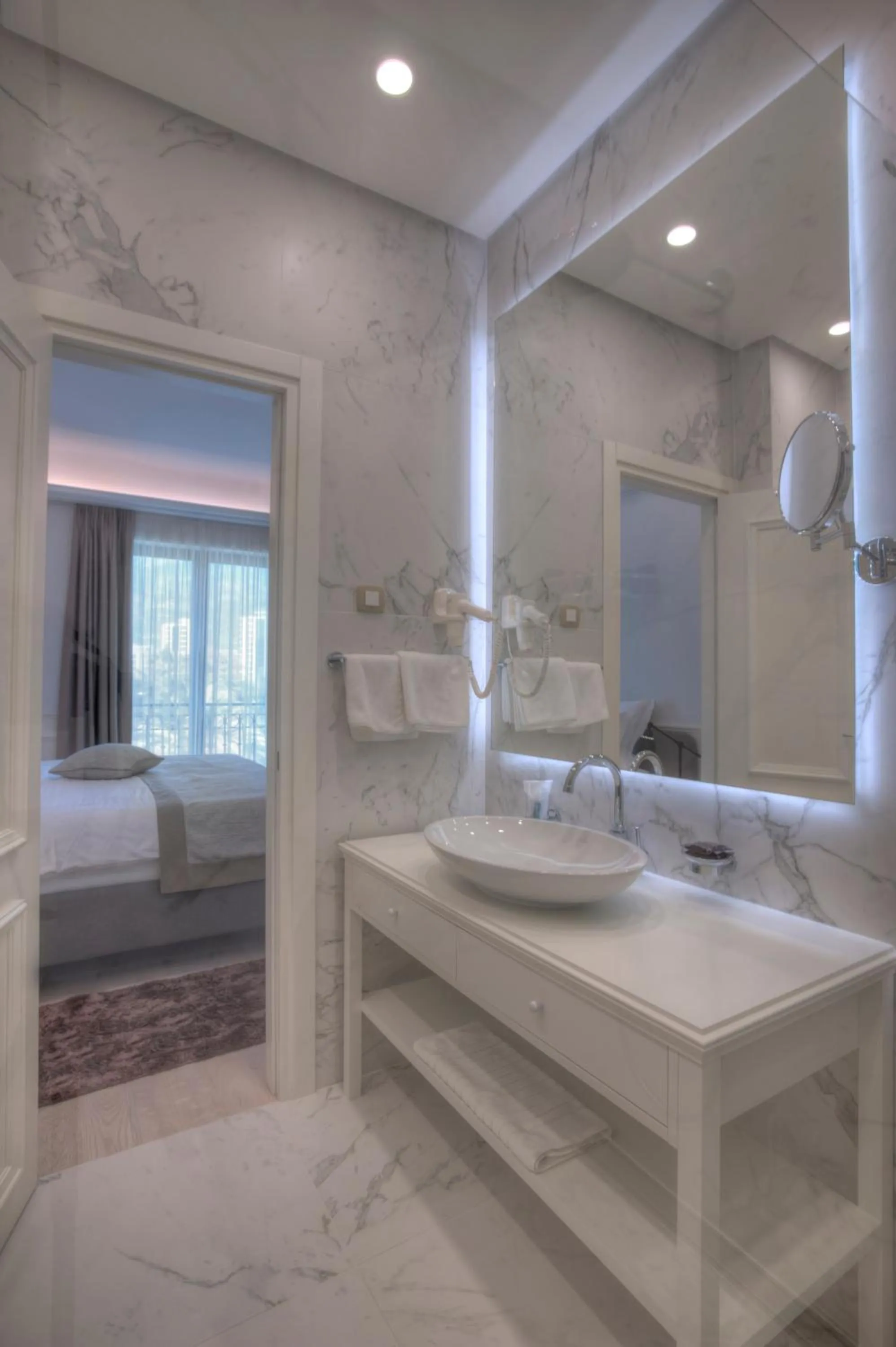 Bathroom, Bed in Hotel Majestic