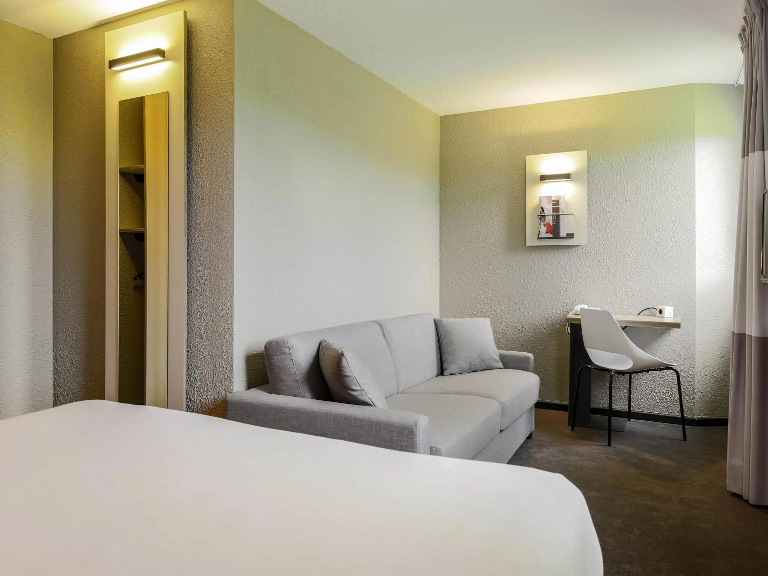 Bedroom, Bed in ibis Carcassonne Est la Cité