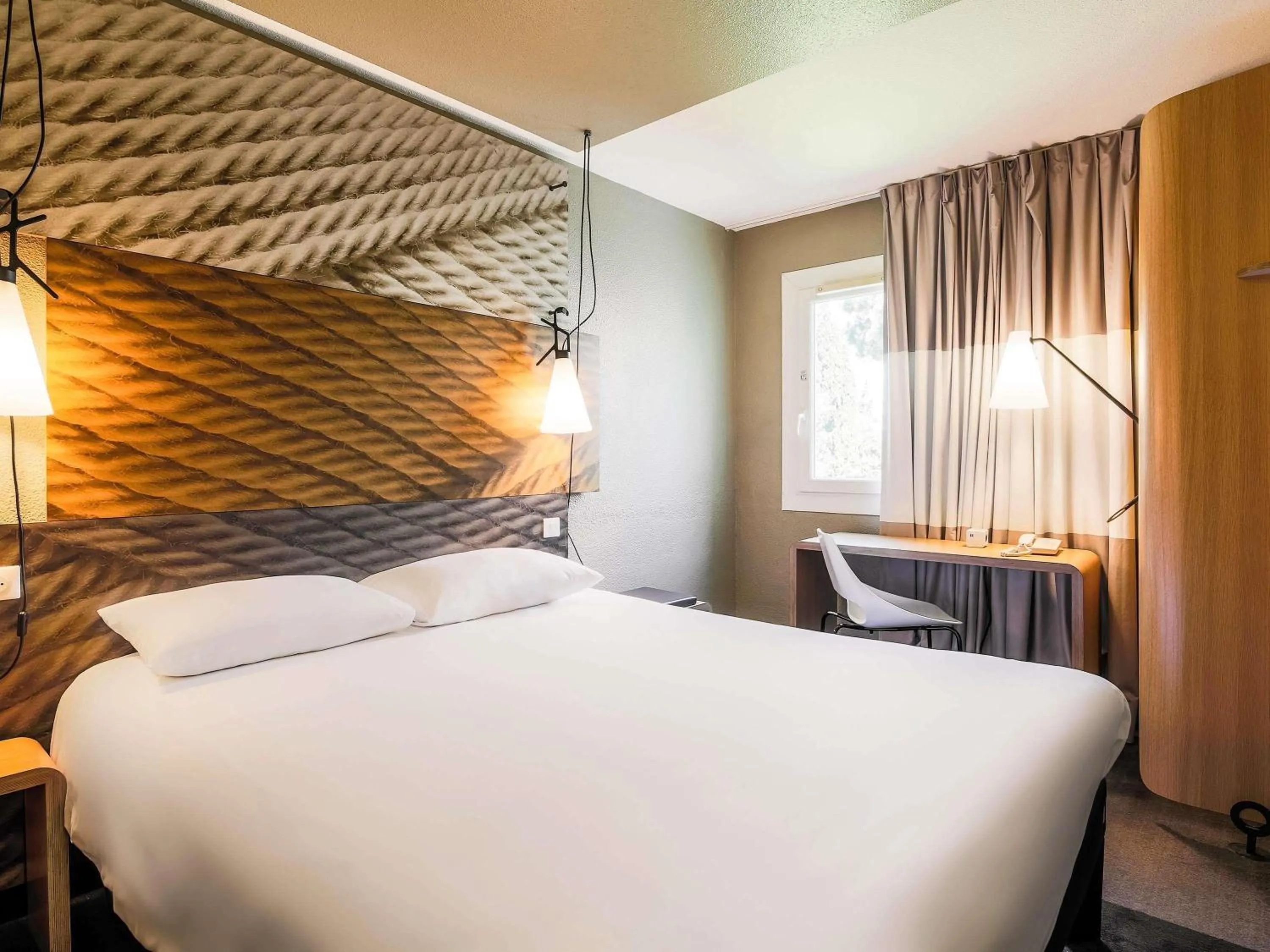 Bedroom, Bed in ibis Carcassonne Est la Cité