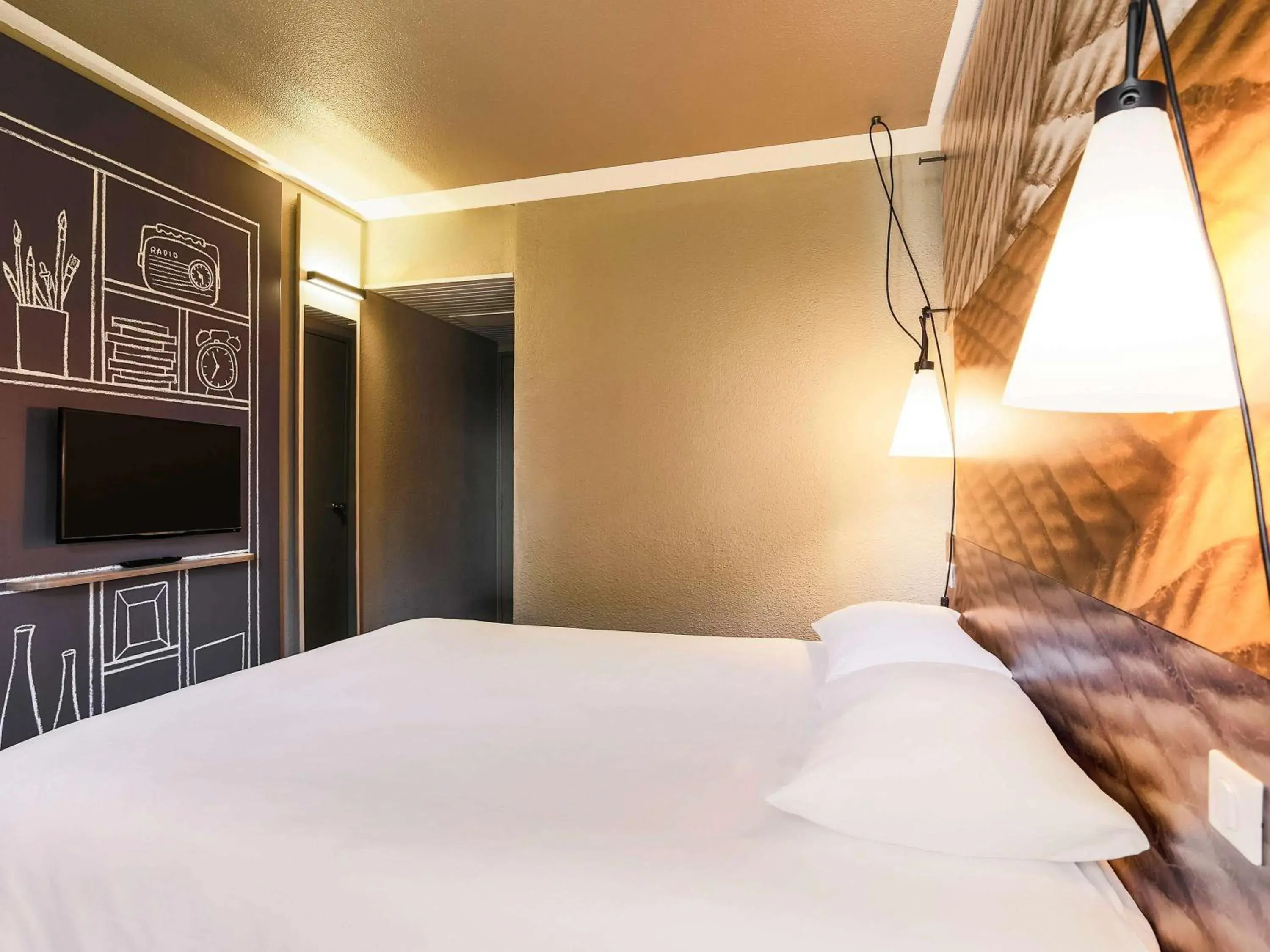 Standard Double Room in ibis Carcassonne Est la Cité Standard Double Room in ibis Carcassonne Est la Cité