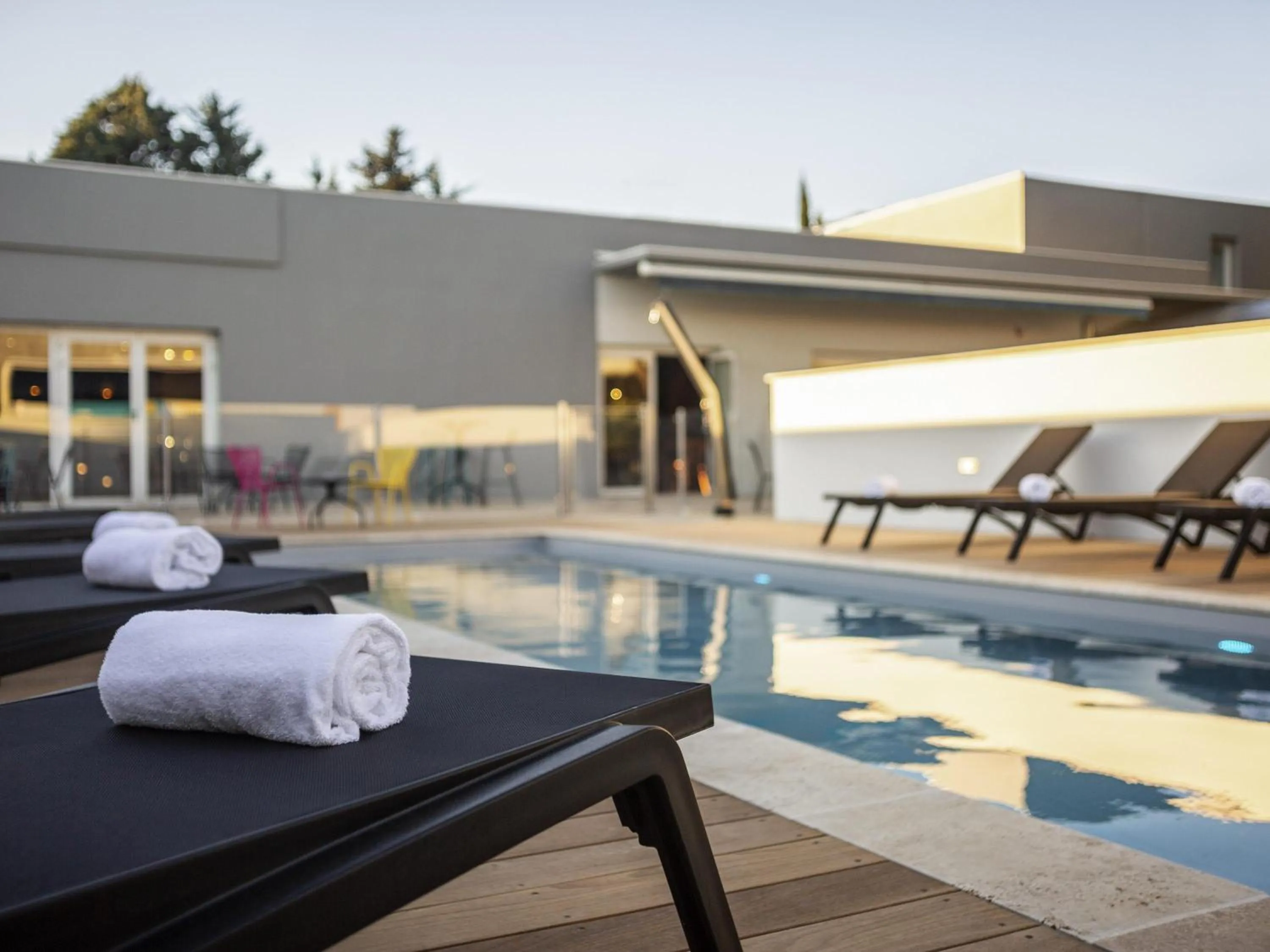Pool view in ibis Carcassonne Est la Cité