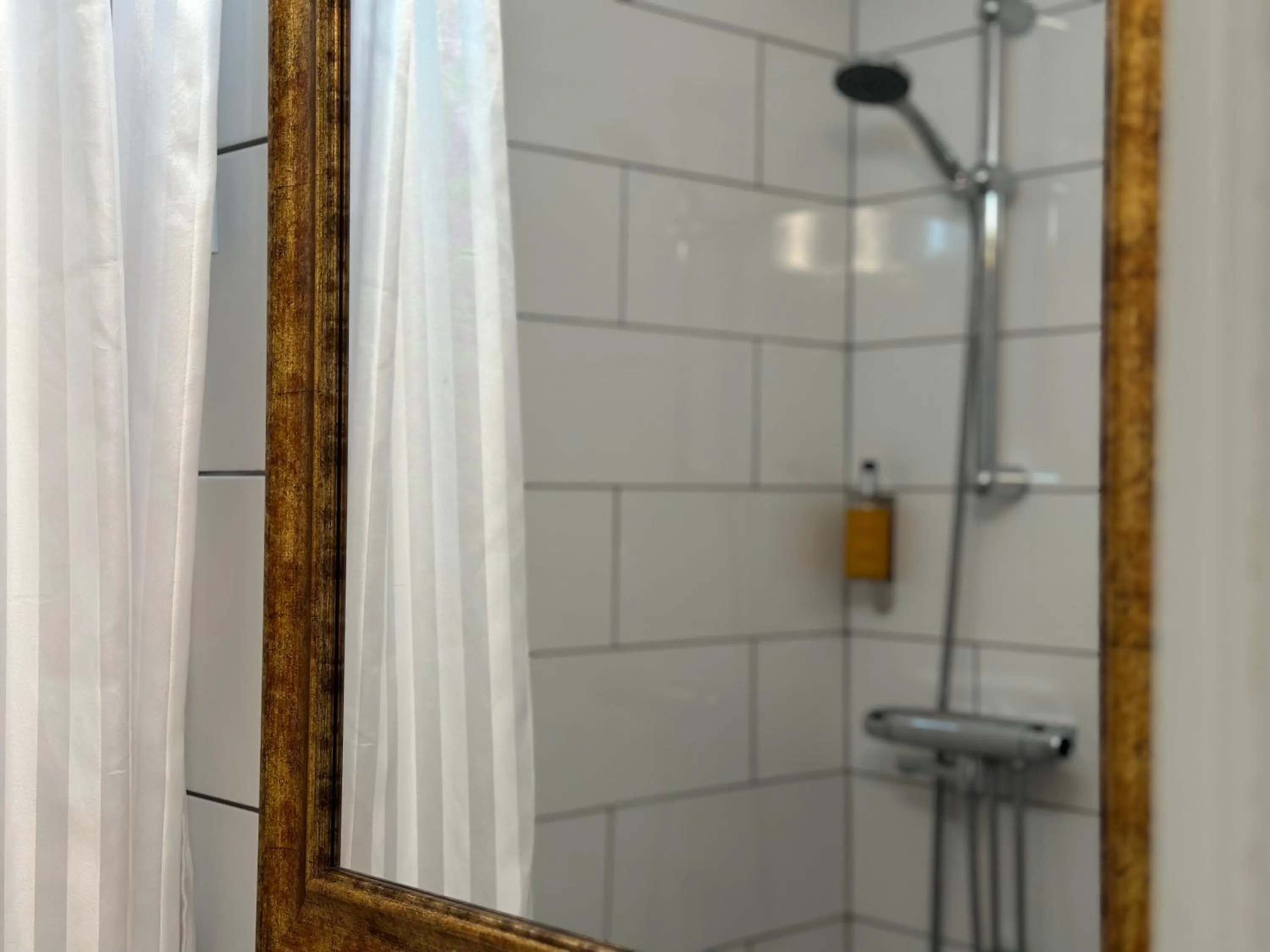 Shower in Hotel Victoria