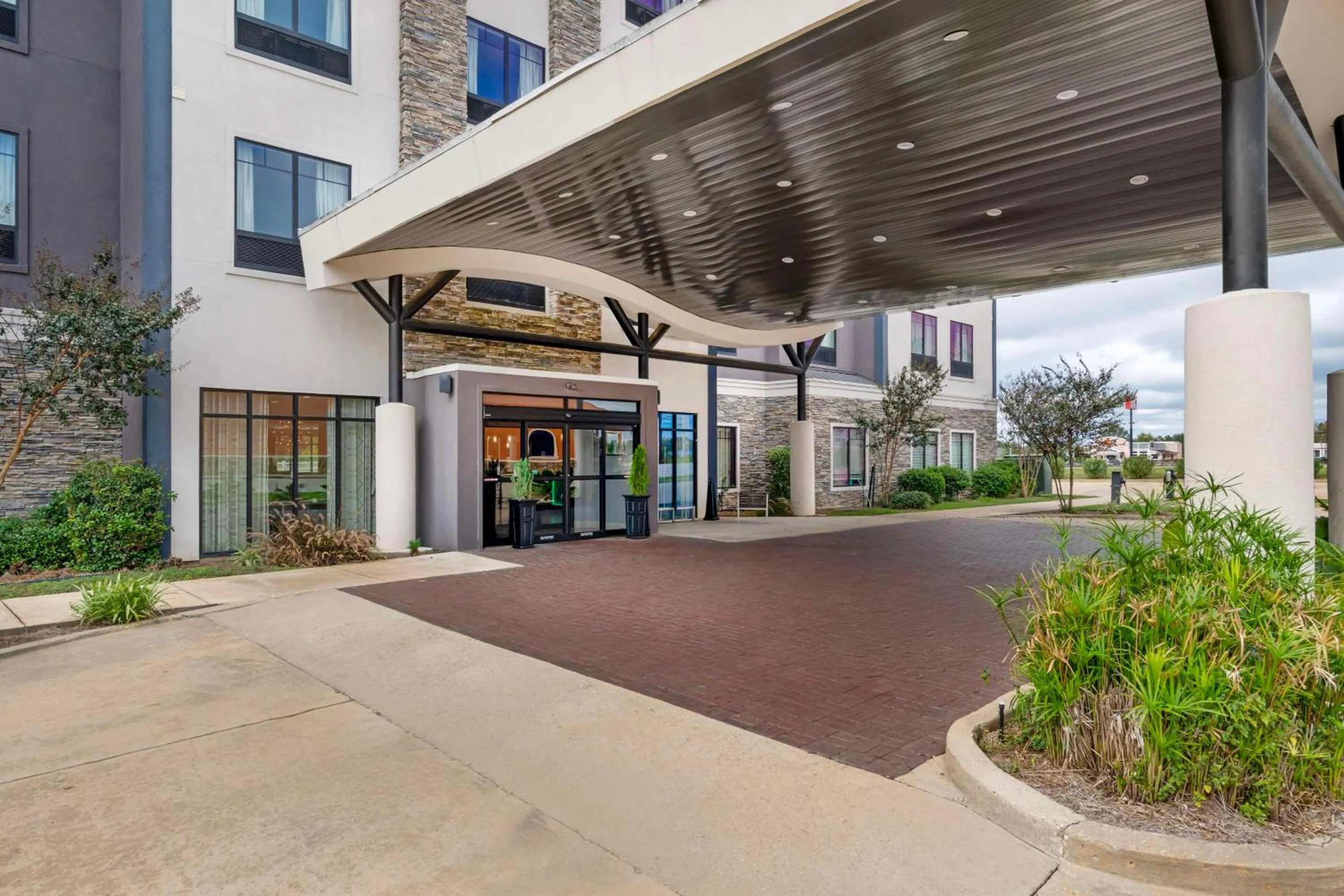 Property building in Best Western Plus Ruston Hotel