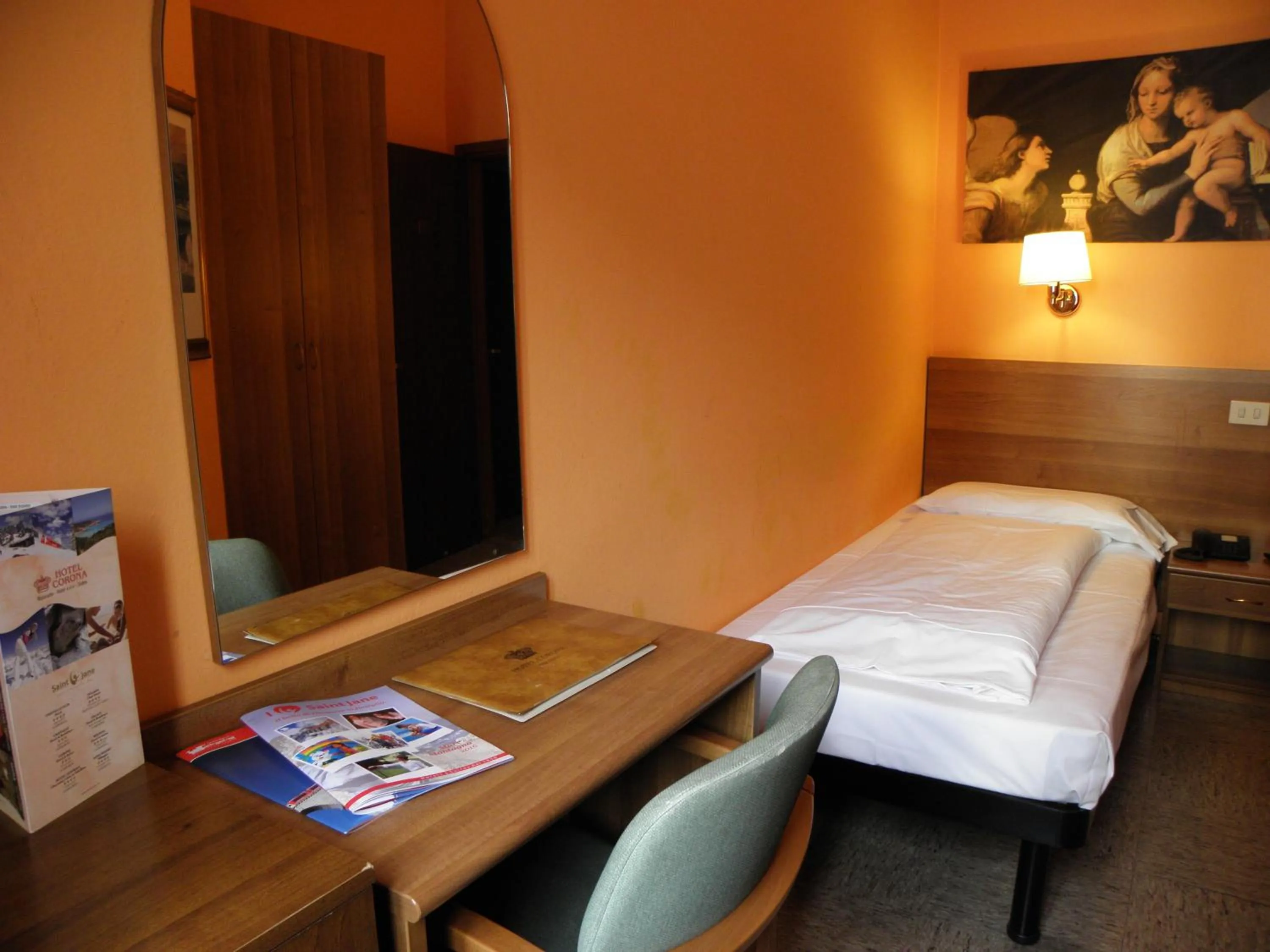 Photo of the whole room, Bed in Hotel Corona