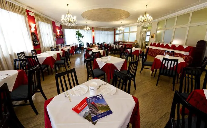 Restaurant/places to eat in Hotel Corona