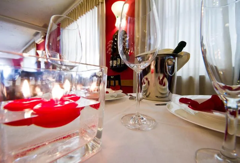 Restaurant/places to eat in Hotel Corona