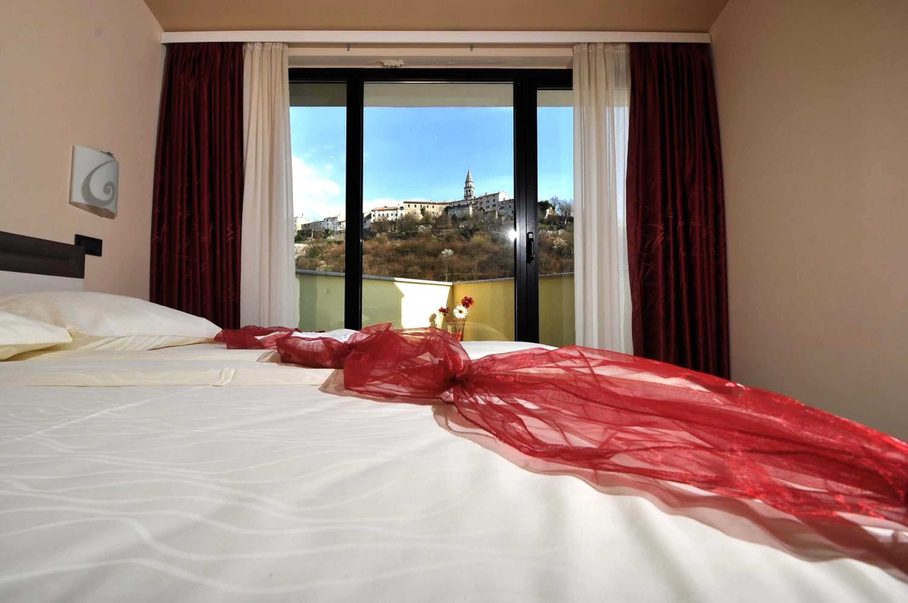 View (from property/room), Bed in Hotel Fontana