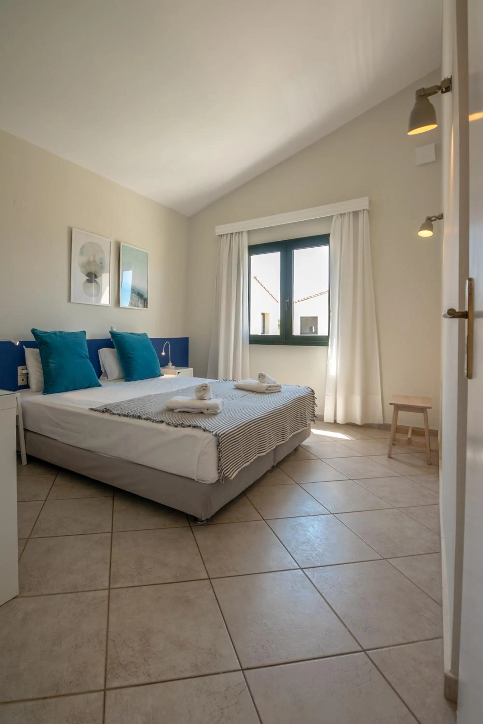 Photo of the whole room, Bed in GT Beach